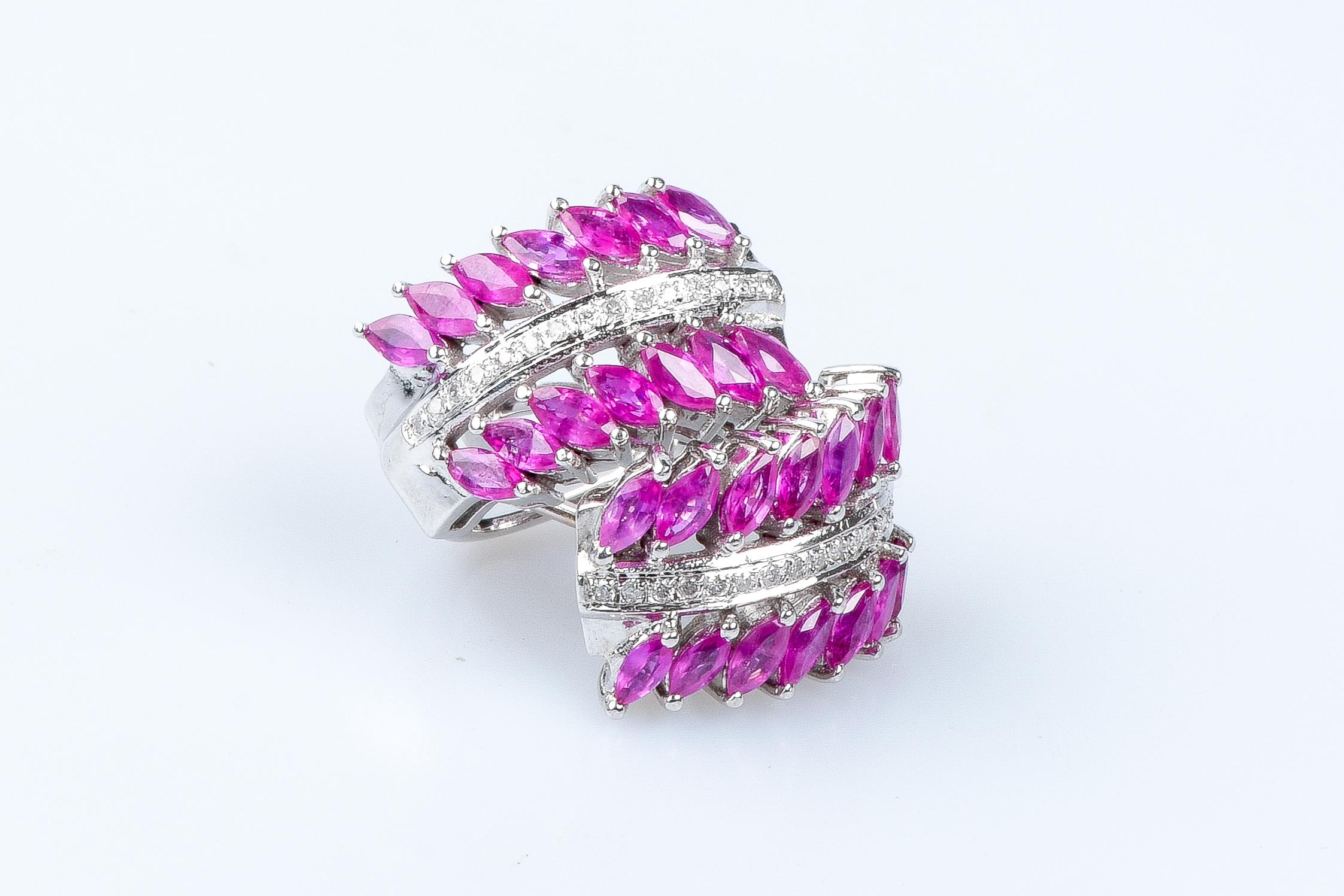 Pendientes de rubíes y diamantes de oro blanco de 18 quilates en venta 5
