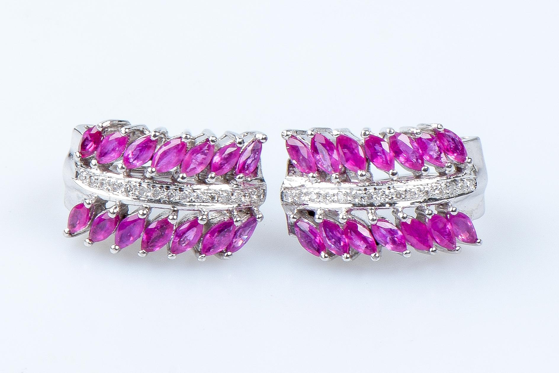 Pendientes de oro blanco de 18 quilates diseñados con 28 rubíes talla marquesa de 1,12 quilates y 30 diamantes redondos talla brillante de 0,30 quilates.

Calidad del diamante
Color: H
Claridad: SI

Peso:  8,64 gr. 

Dimensiones : 1,70 x 1,00 x 0,42