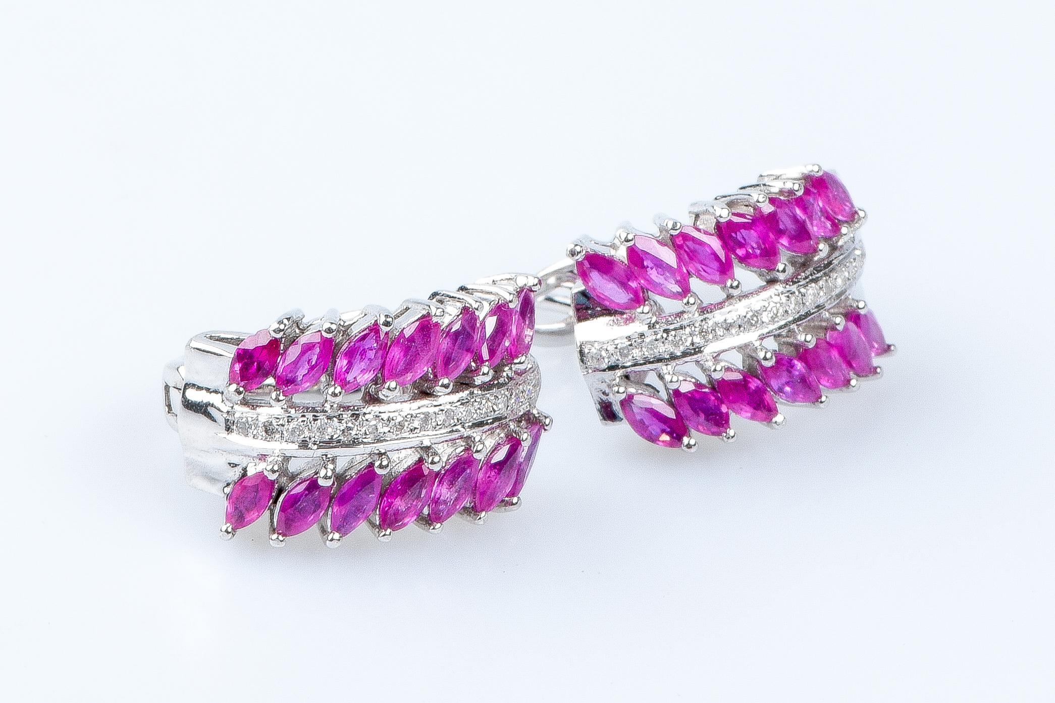 Pendientes de rubíes y diamantes de oro blanco de 18 quilates Corte redondo en venta