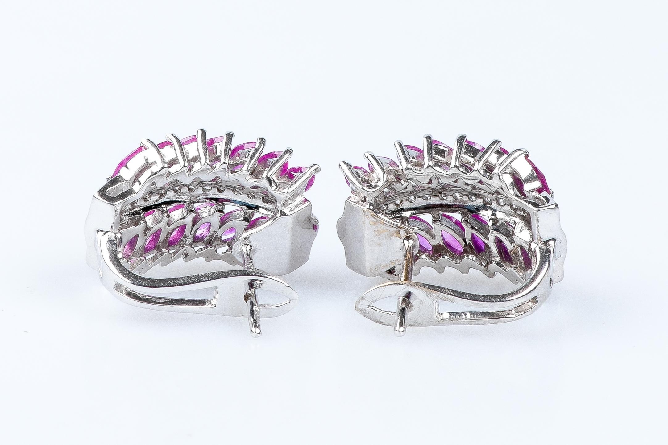 Pendientes de rubíes y diamantes de oro blanco de 18 quilates en venta 3