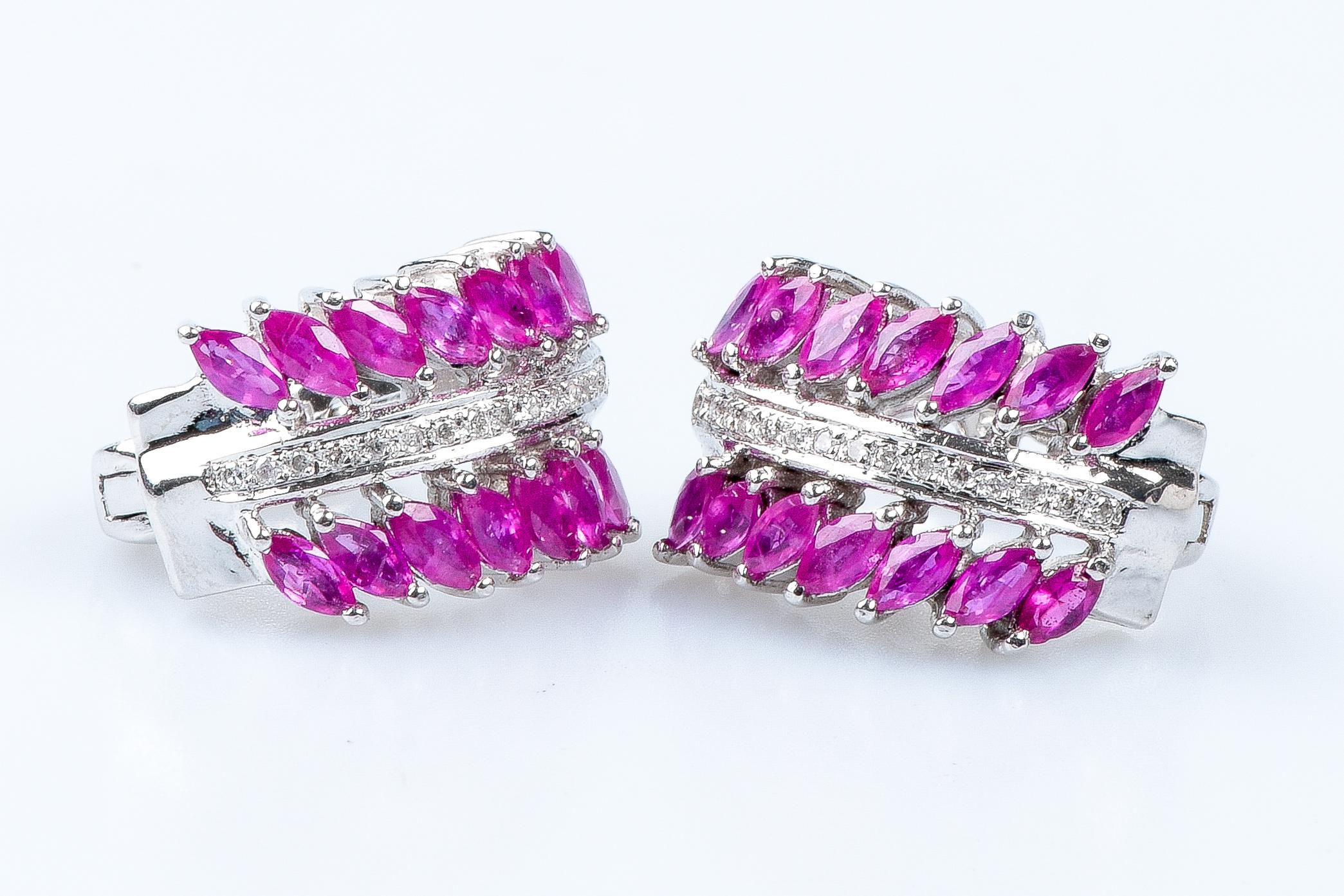 Pendientes de rubíes y diamantes de oro blanco de 18 quilates en venta 4
