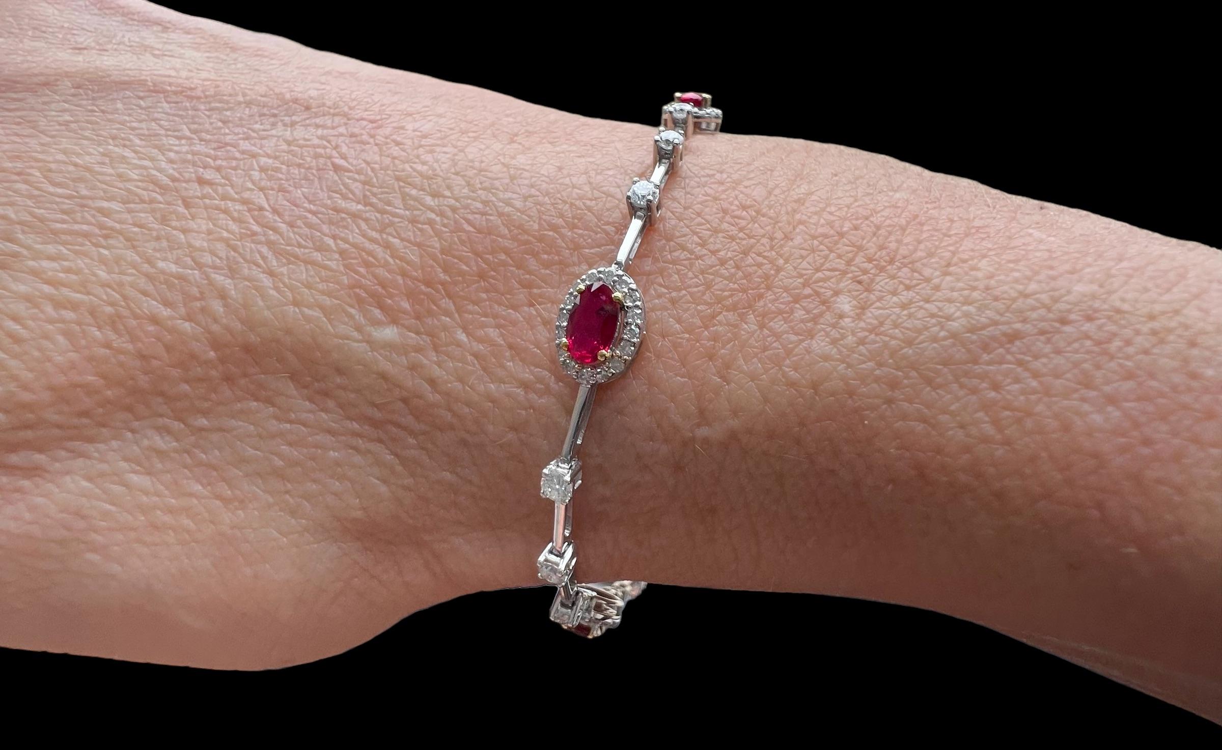 18-carat white gold bracelet set with 5 oval and faceted rubies;
This jewel comes from France, it must date from the 1980s/1990s, it can be reminiscent of the Art Deco style 1930s, because of its refined line where rubies are highlighted by an
