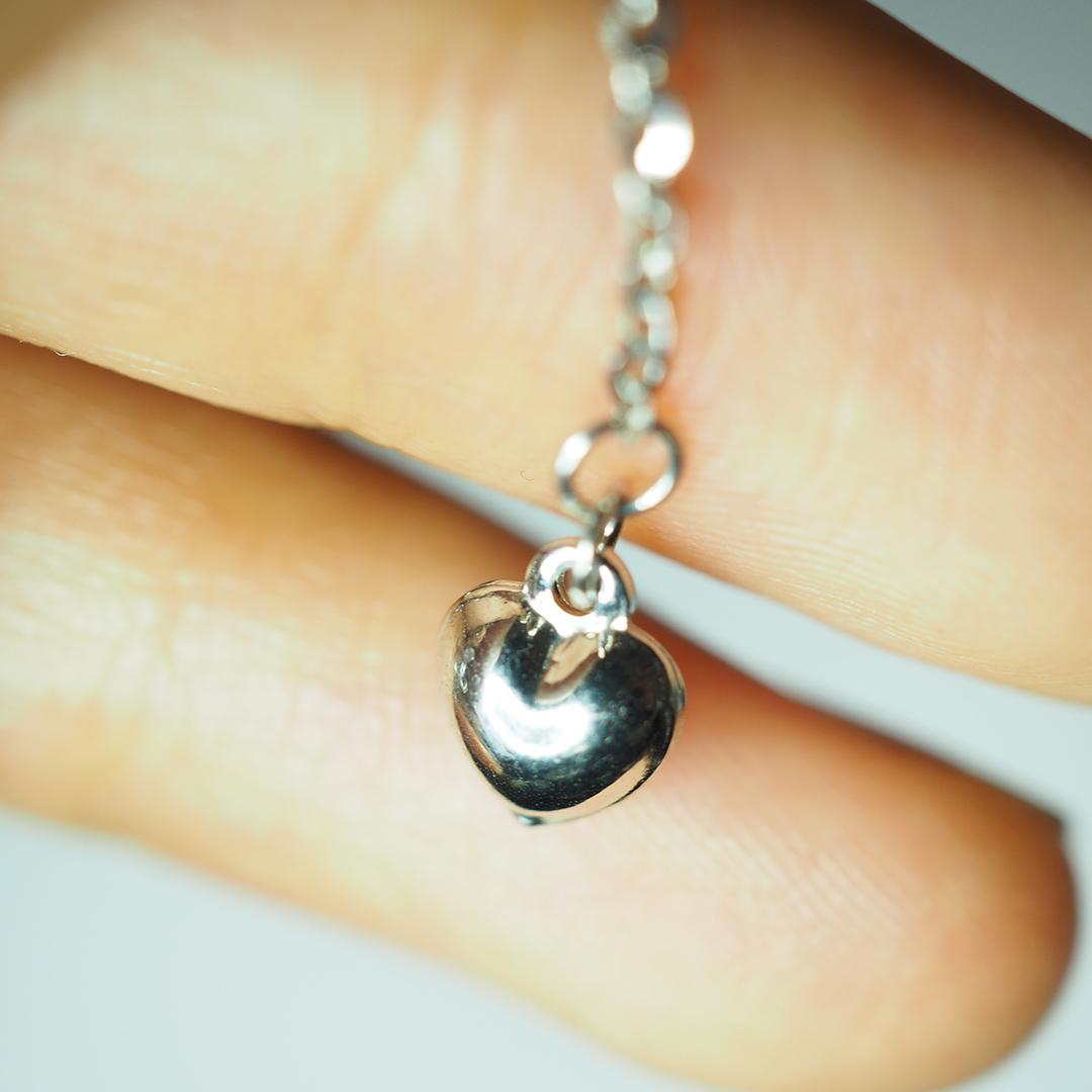 Donna Collana a cuore in oro bianco 18 carati con rubini e diamanti e incastonatura invisibile in vendita