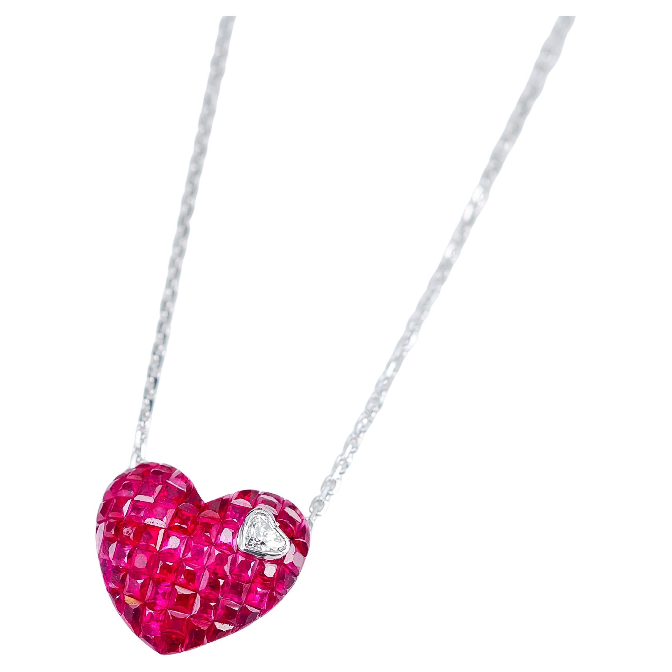 Collana a cuore in oro bianco 18 carati con rubini e diamanti e incastonatura invisibile in vendita
