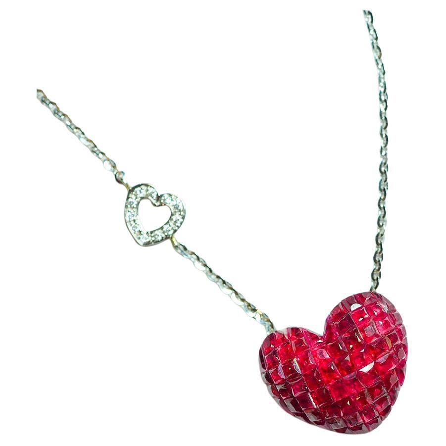 Ciondolo a cuore con rubino e diamante in oro bianco 18 carati con incastonatura invisibile