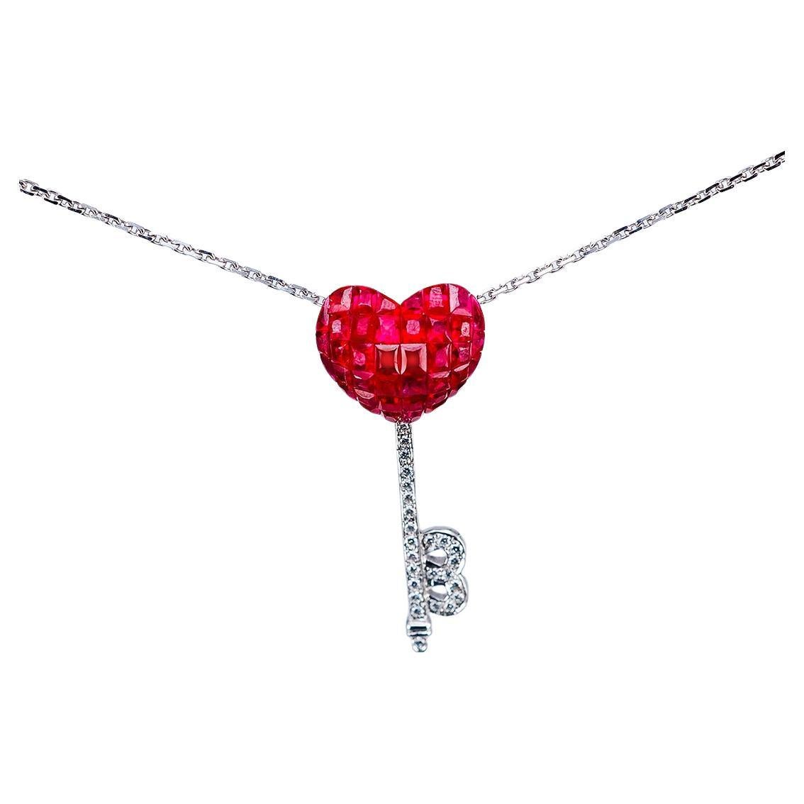 Collana con ciondolo in oro bianco 18 carati con rubini e diamanti Chiave del cuore in vendita
