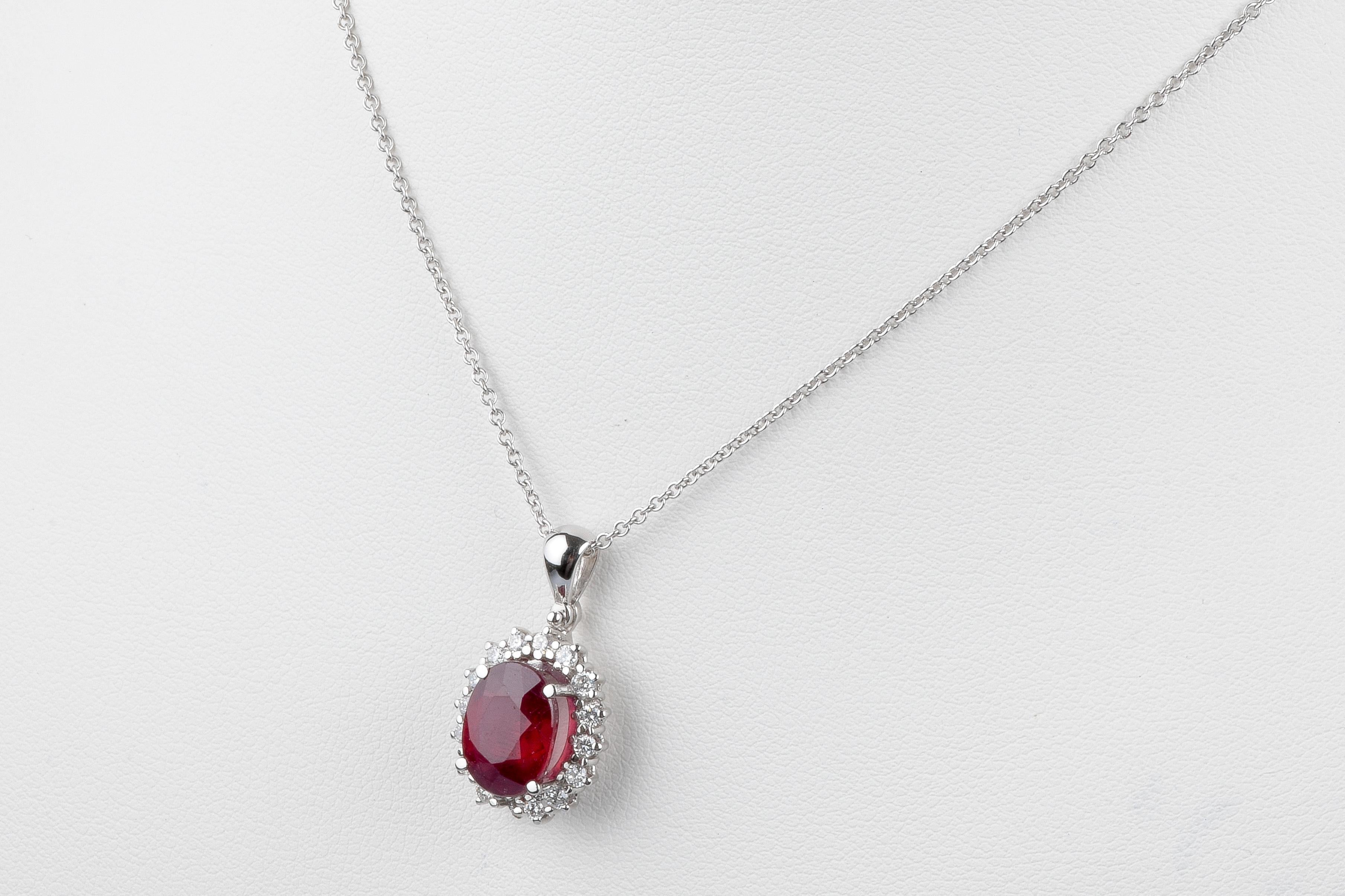 18 carat white gold ruby and diamonds necklace For Sale 6