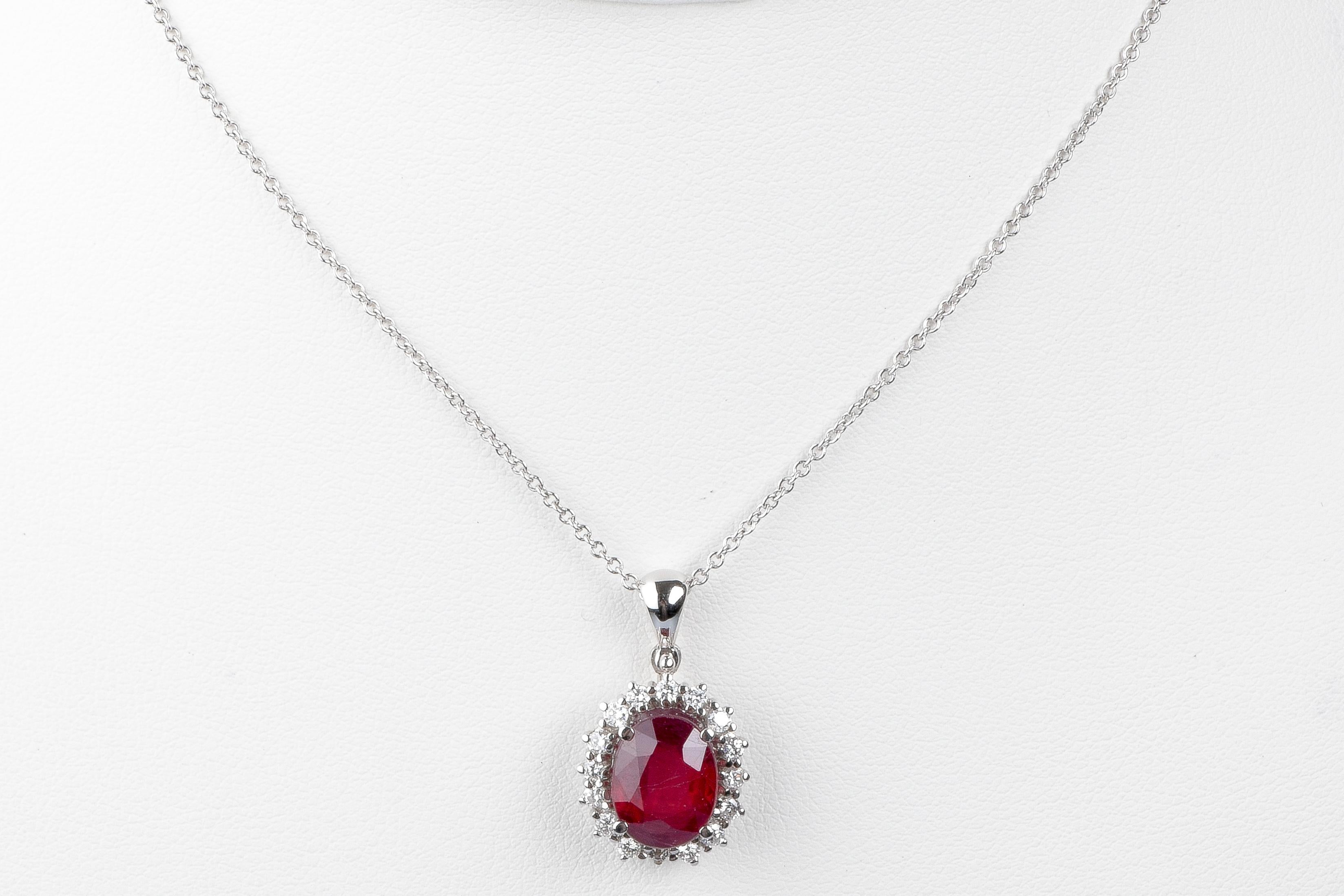 18 carat white gold necklace designed with 1 oval ruby weighing 3.31 carat and 16 round brillant cut diamonds weighing 0.40 carat in total.

Qualité du diamant
Couleur : F - G
Clarté : VS - SI
Weight:  5.54 gr. 

Dimensions : 45 x 0.10 cm
Dimensions