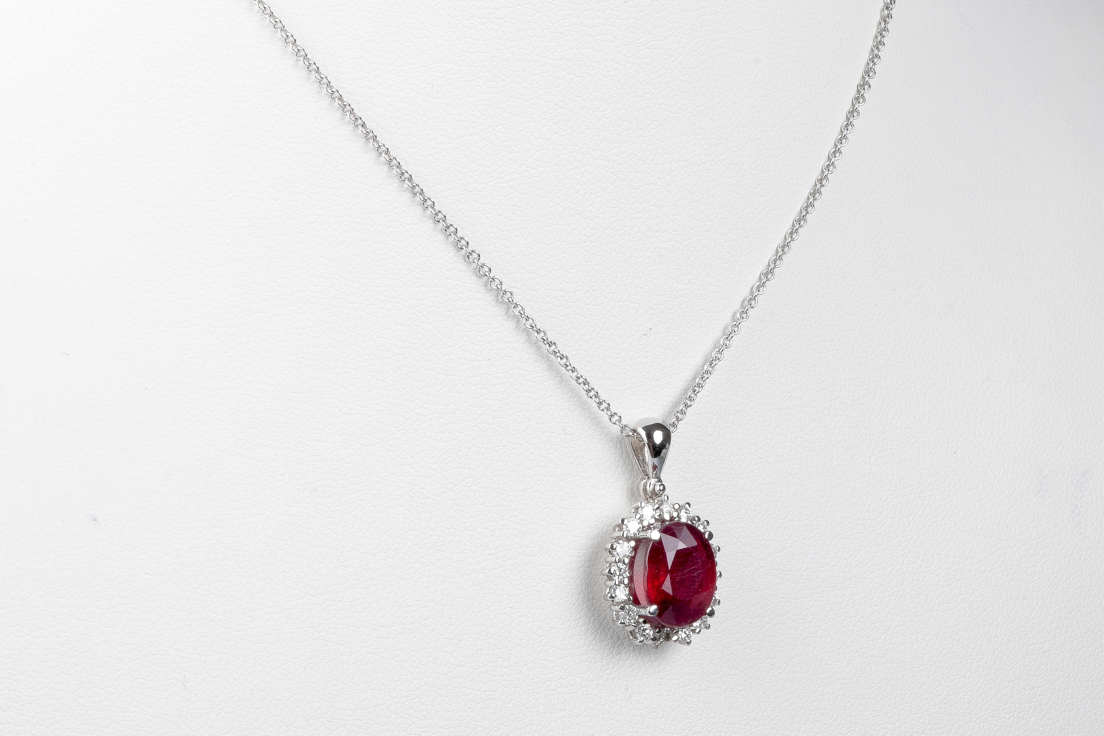 18 carat white gold ruby and diamonds necklace For Sale 1