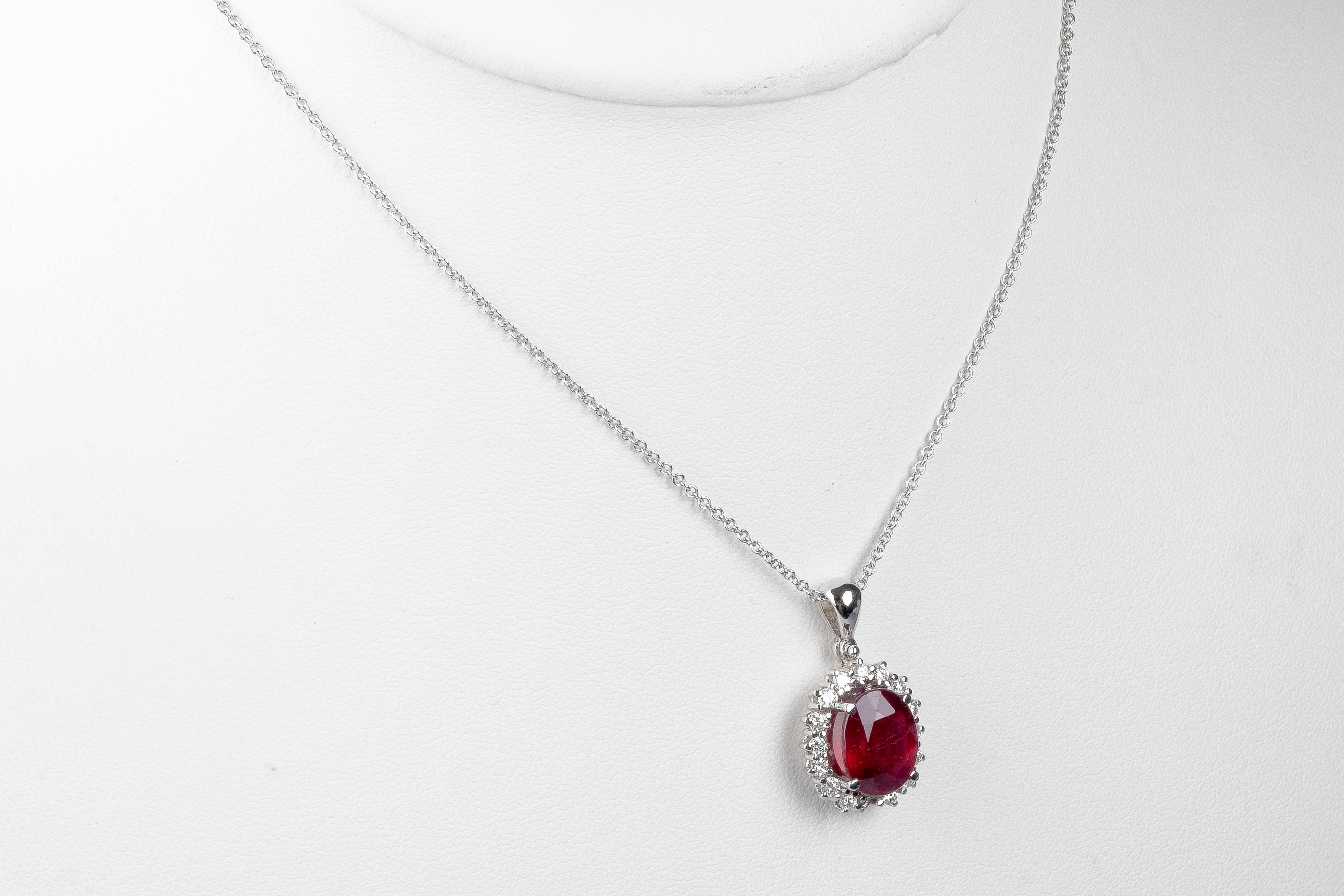 18 carat white gold ruby and diamonds necklace For Sale 2