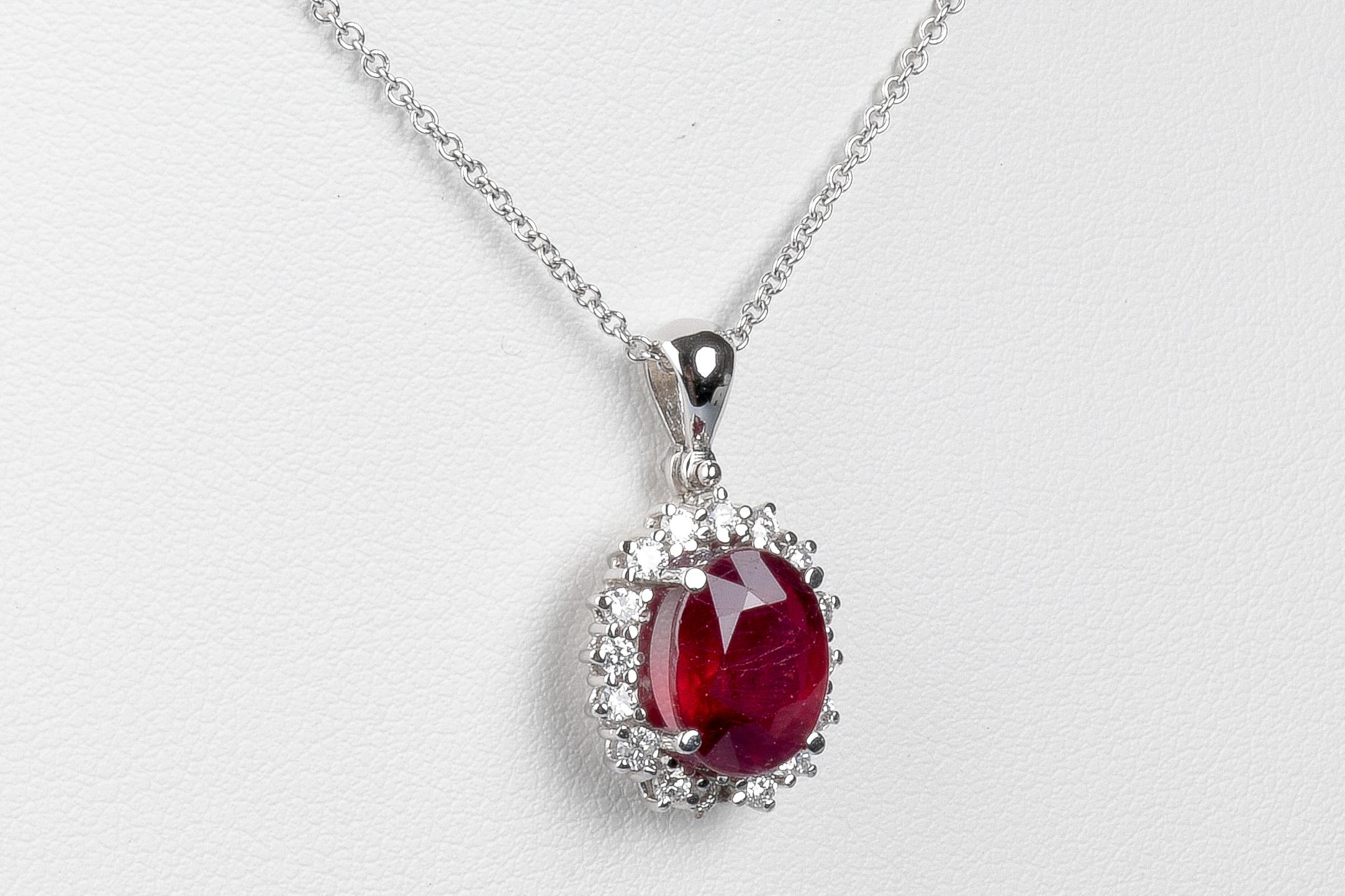 18 carat white gold ruby and diamonds necklace For Sale 3