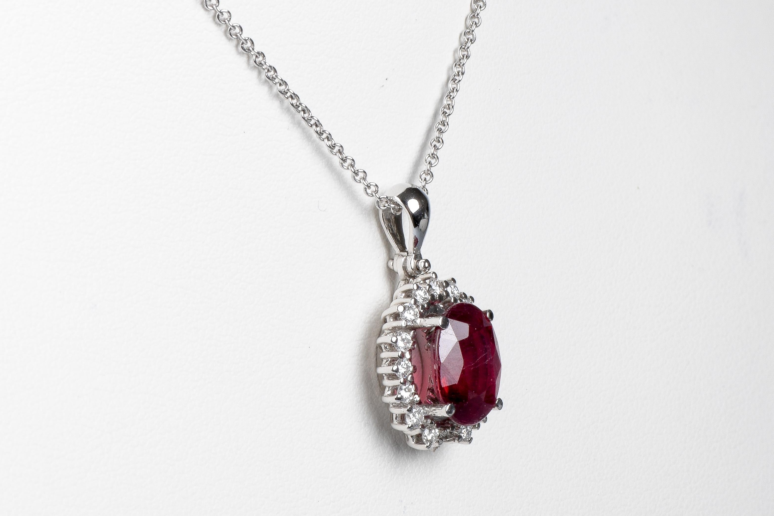 18 carat white gold ruby and diamonds necklace For Sale 4