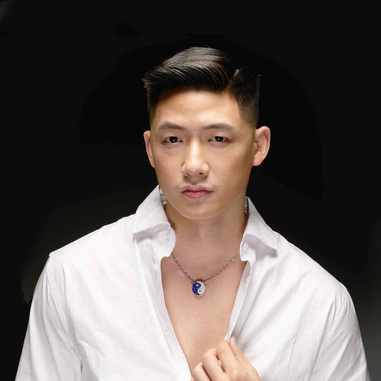 da uomo o donna Collana Big Yang in oro bianco 18 carati con zaffiri e diamanti in vendita