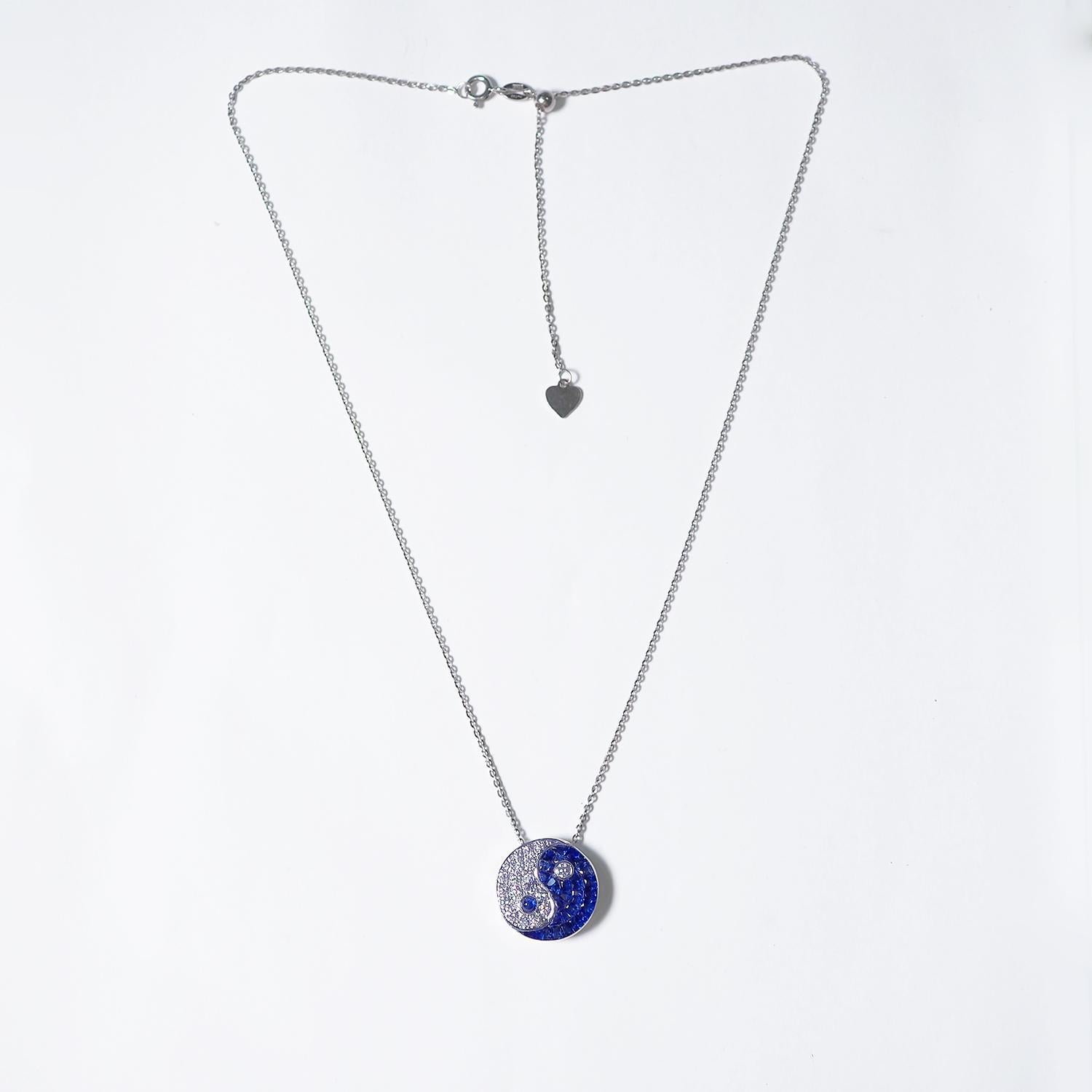 Moderno Collana media Yin Yang in oro bianco 18 carati con zaffiro e diamante in vendita