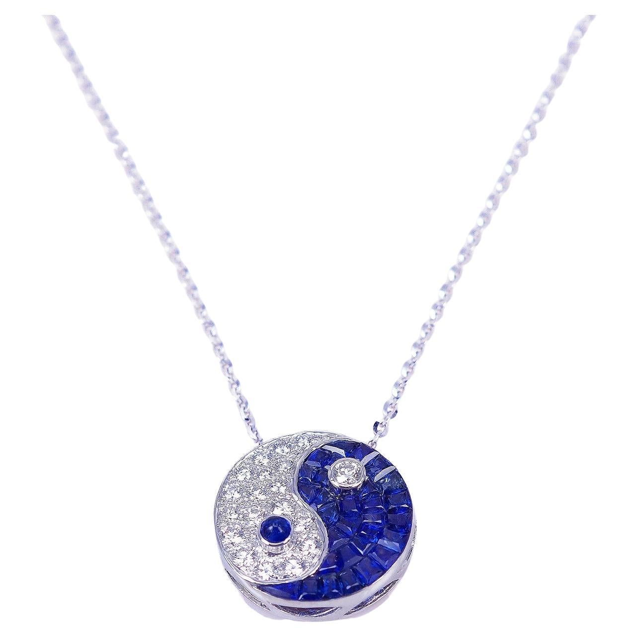Collana media Yin Yang in oro bianco 18 carati con zaffiro e diamante in vendita