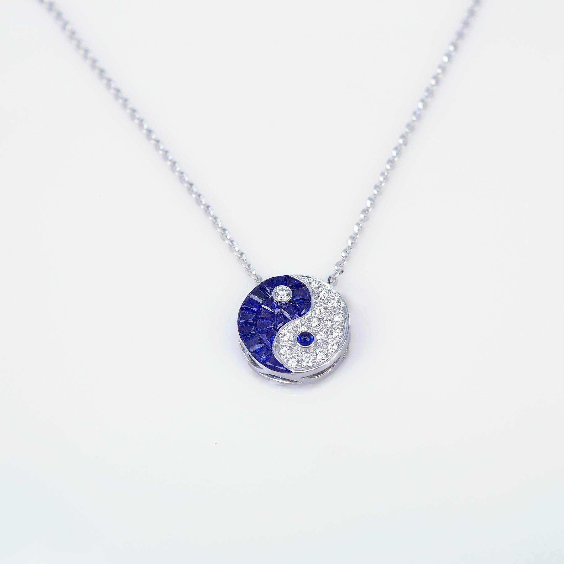 Abbiamo creato una bellissima collana Yang Yang. Indossare il simbolo dello yin yang è spesso visto come un modo per abbracciare la dualità della vita e cercare l'equilibrio.  utilizziamo un'incastonatura invisibile. Tagliamo e scanaliamo ogni