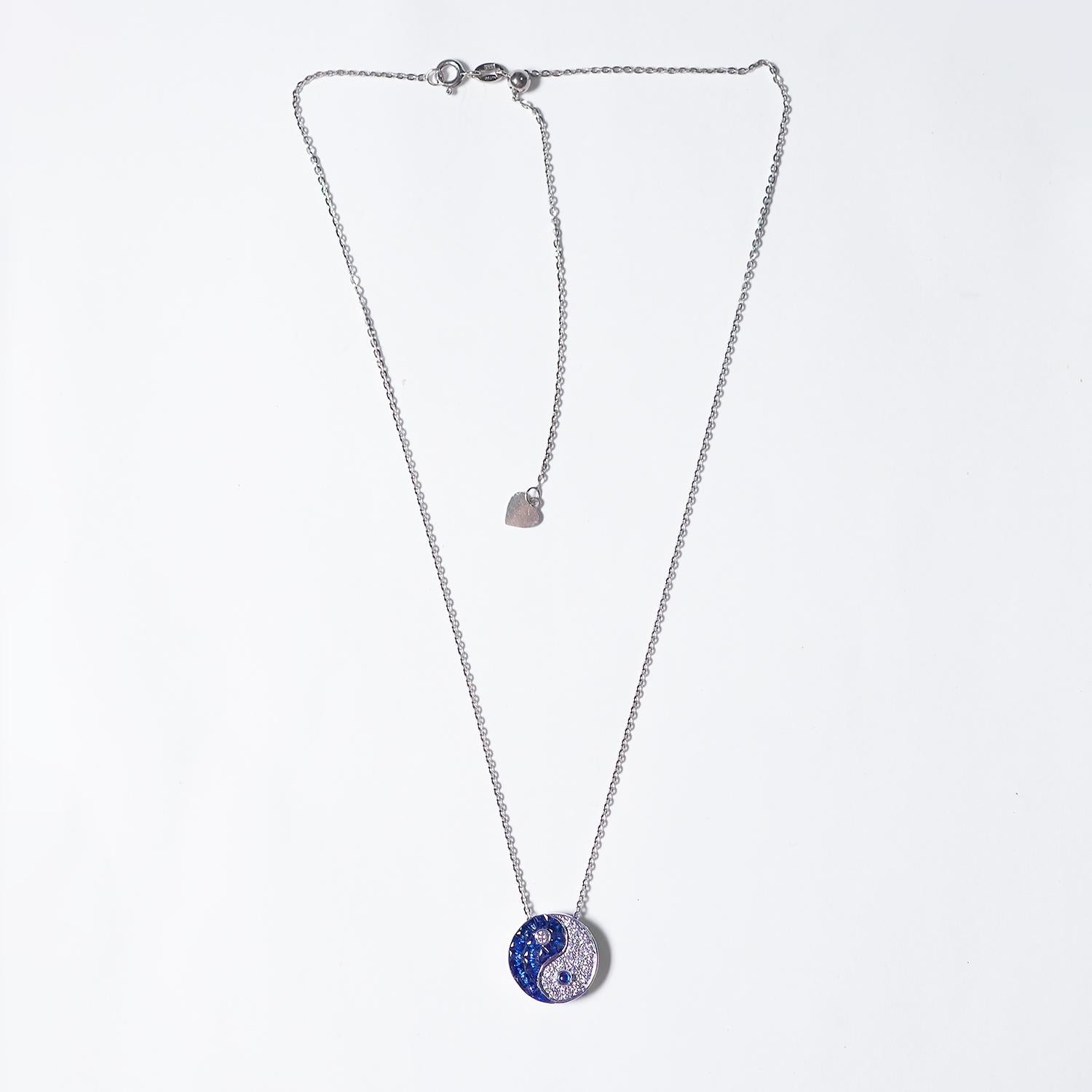 Moderno Collana piccola Yin Yang in oro bianco 18 carati con zaffiro e diamante in vendita