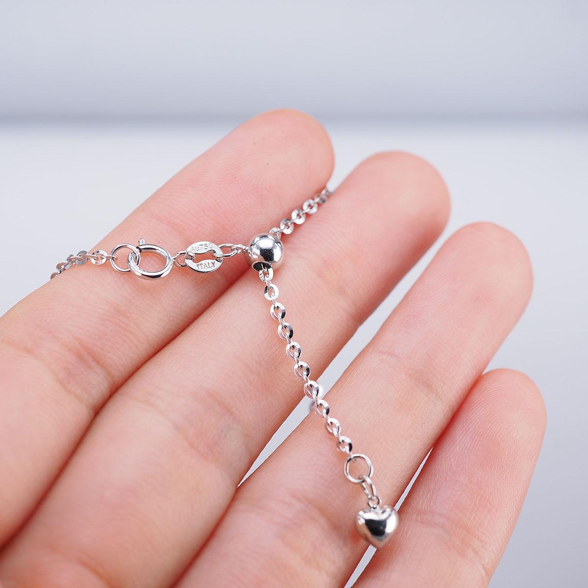 Donna Collana piccola Yin Yang in oro bianco 18 carati con zaffiro e diamante in vendita