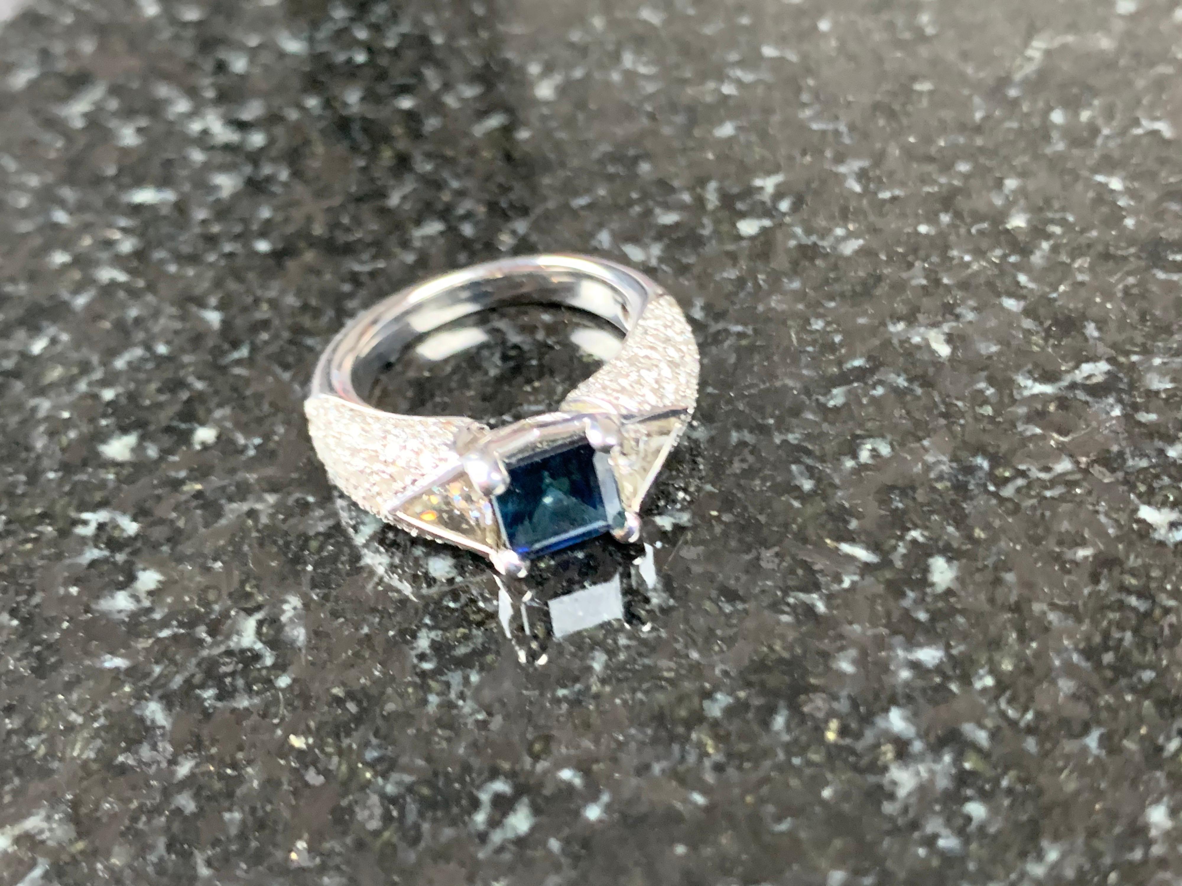 18 Carat White Gold and Sapphire Cocktail Ring For Sale 3