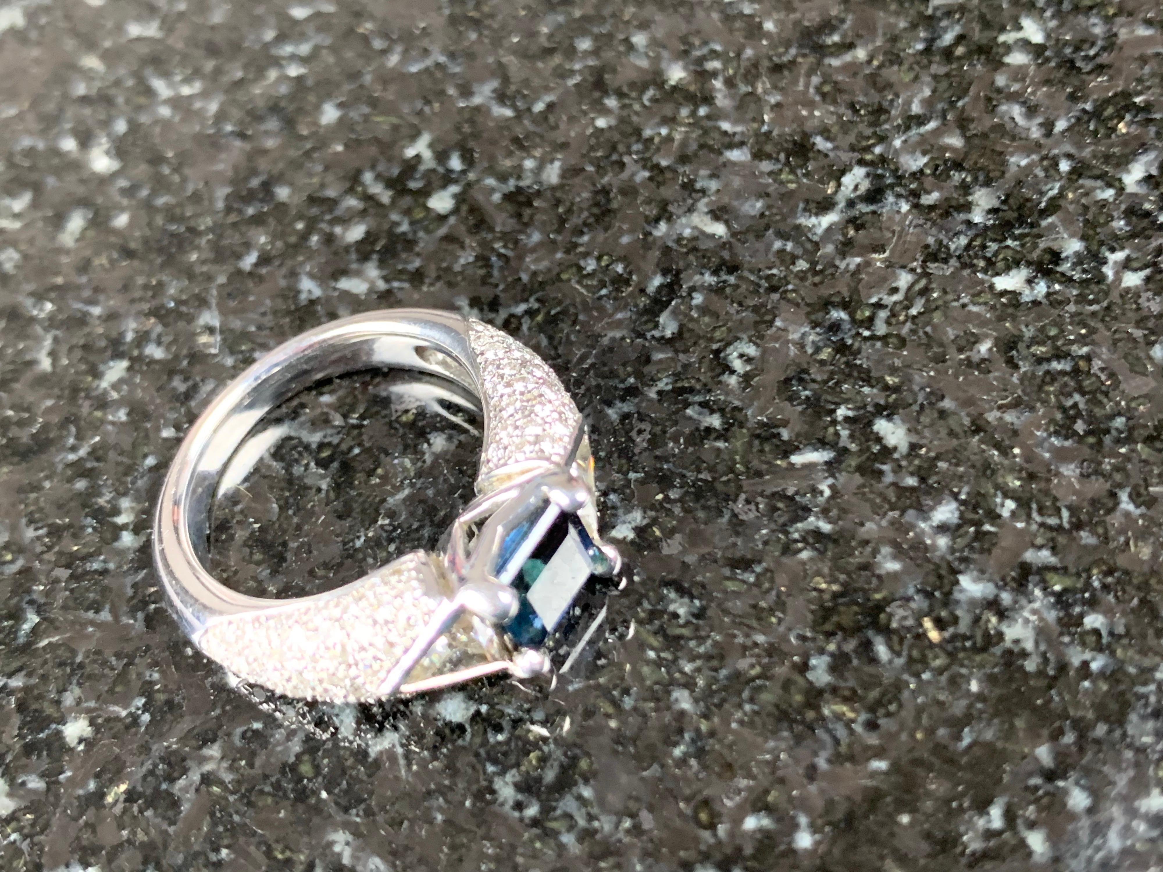 18 Carat White Gold and Sapphire Cocktail Ring In Excellent Condition For Sale In  London, GB