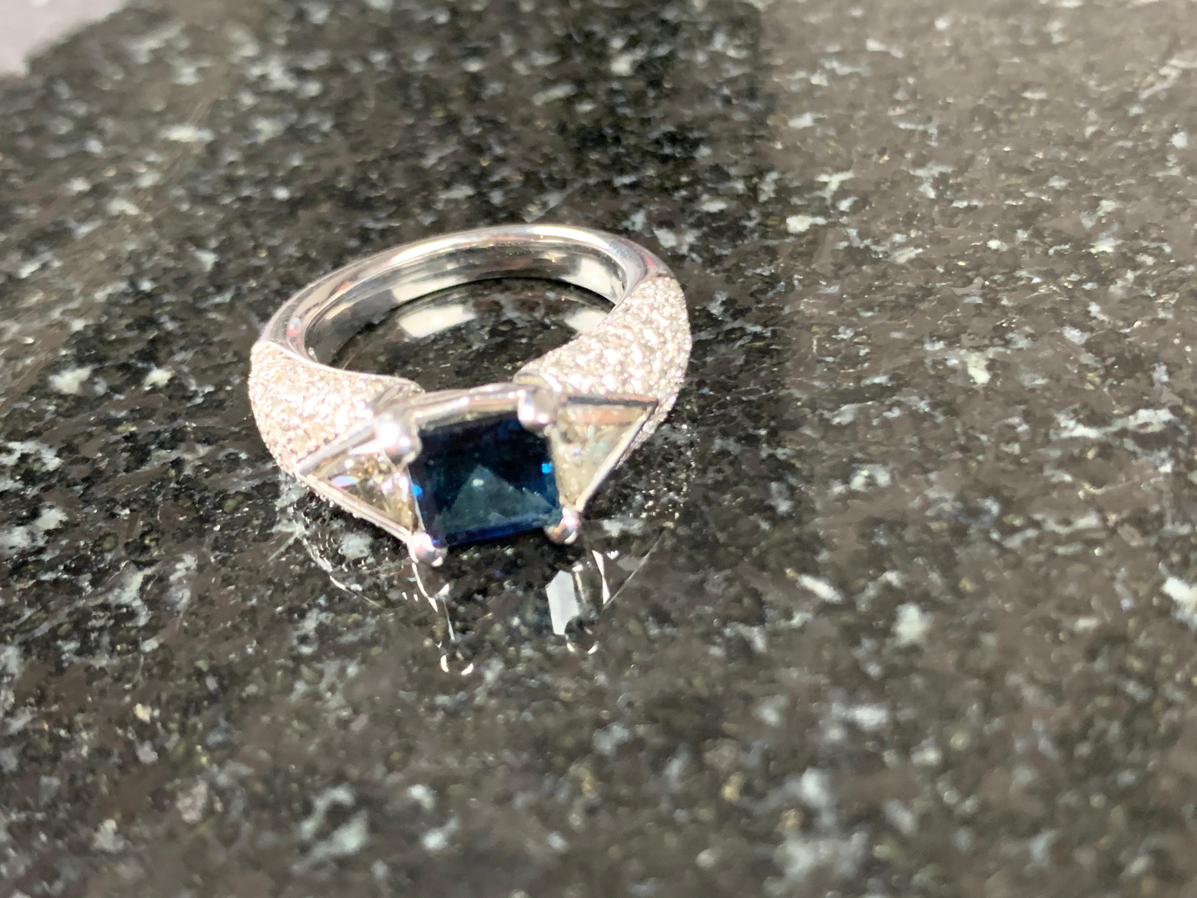 18 Carat White Gold and Sapphire Cocktail Ring For Sale 2