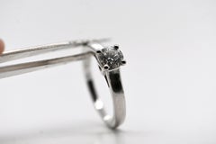 Anillo solitario de oro blanco de 18 quilates con diamante de 0,750 quilates