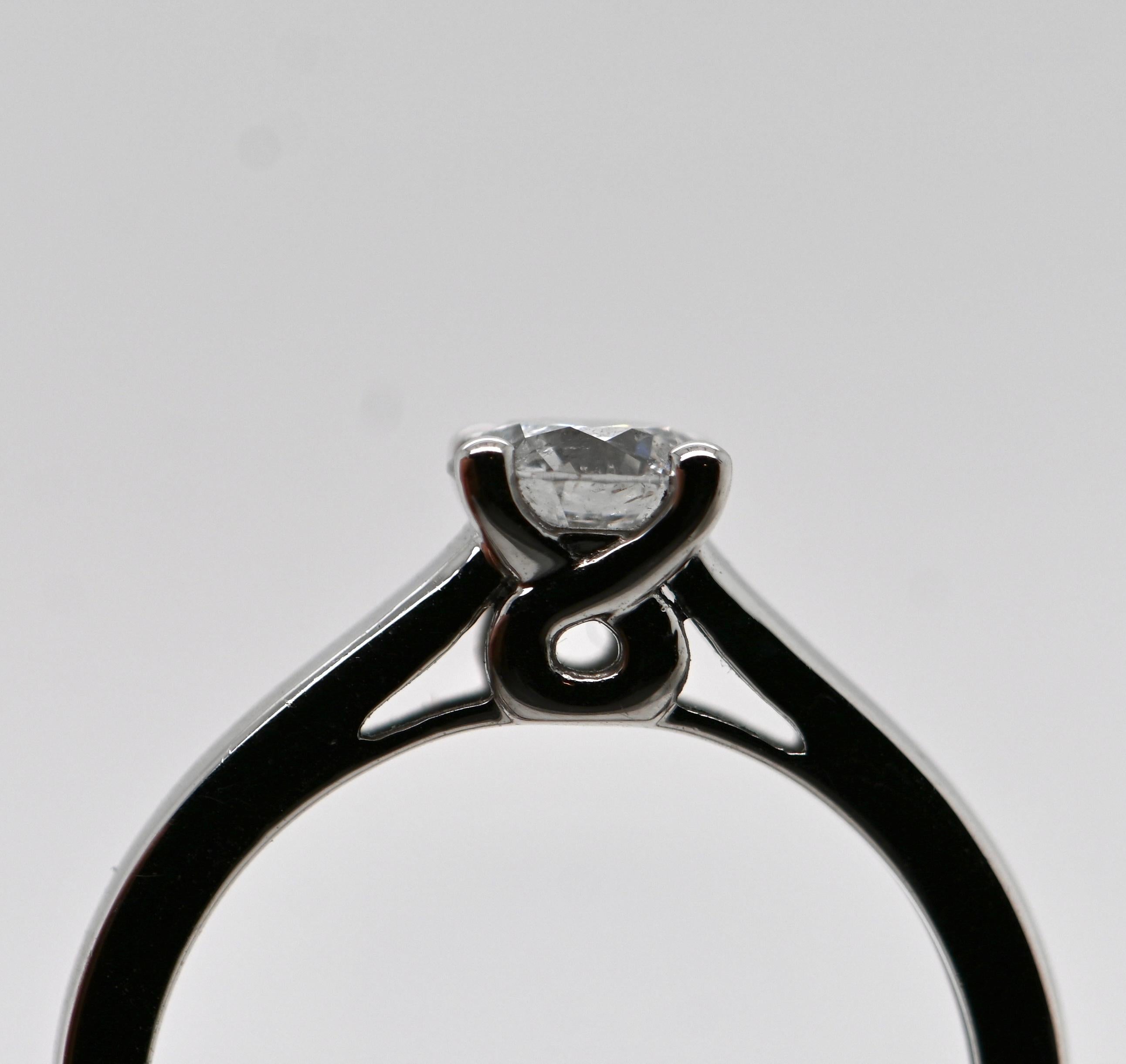 Brilliant Cut 18-Carat White Gold Solitaire Ring with 0.750 Carat Diamond For Sale