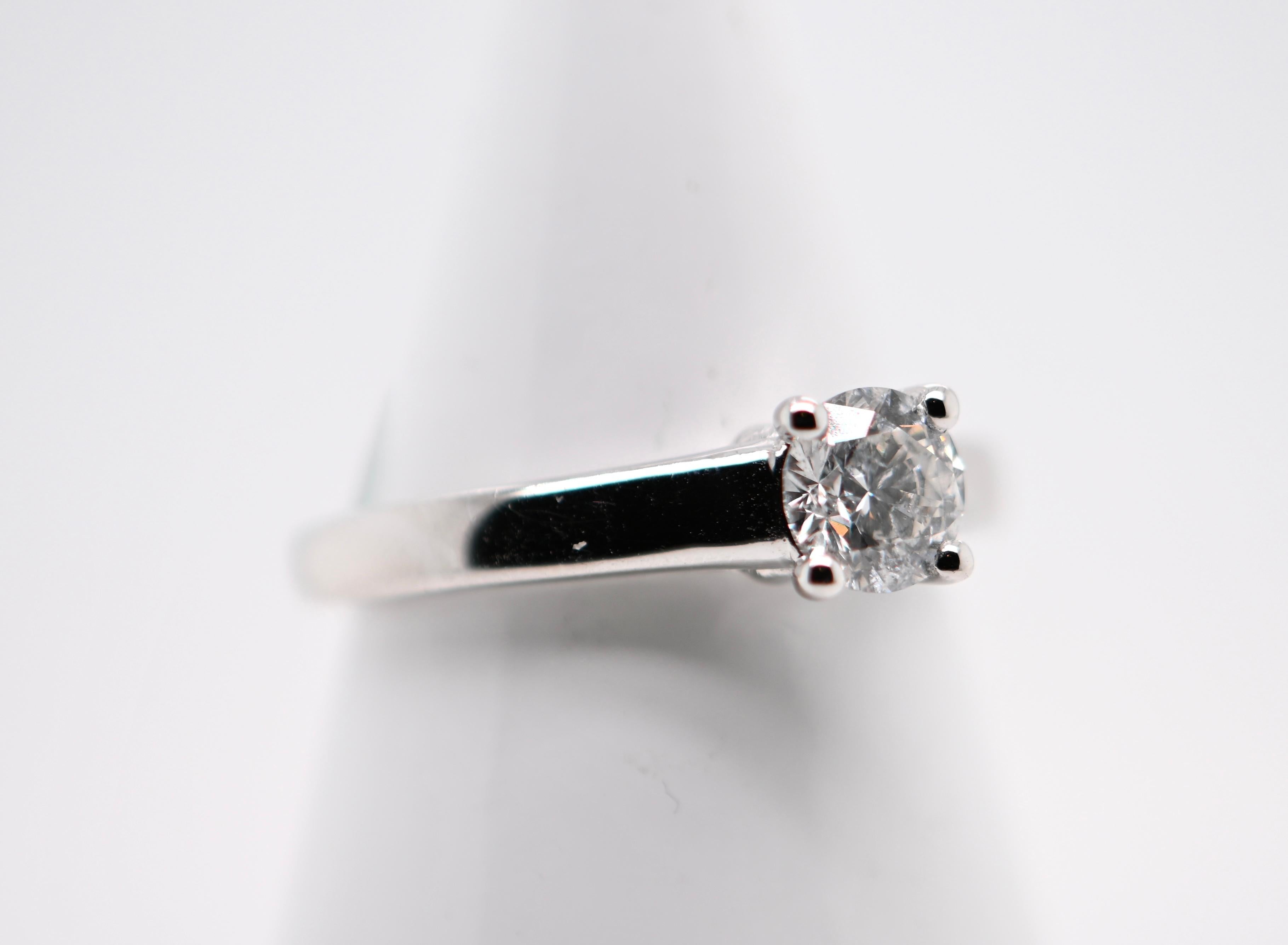 18-Carat White Gold Solitaire Ring with 0.750 Carat Diamond For Sale 1
