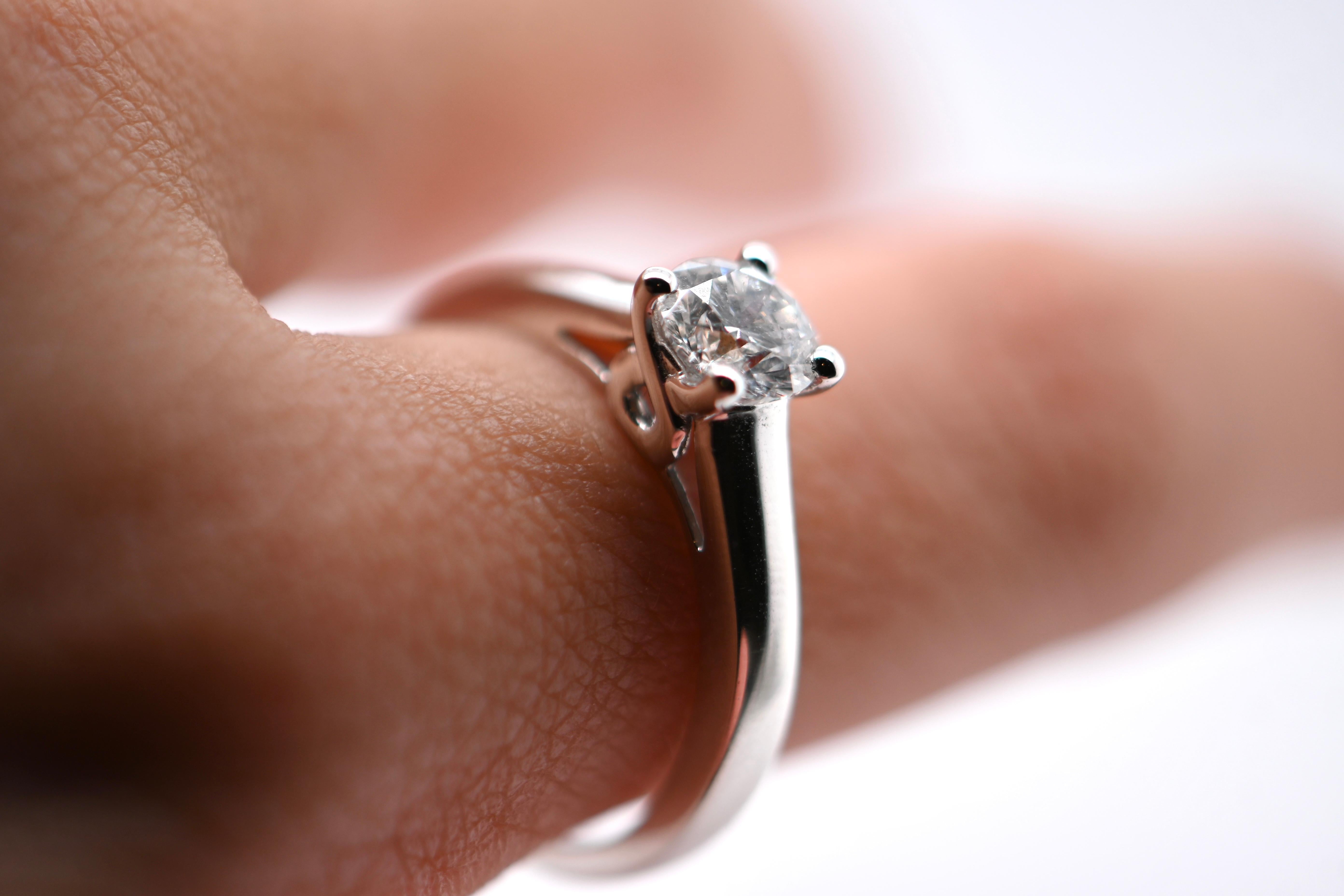 18-Carat White Gold Solitaire Ring with 0.750 Carat Diamond For Sale 2