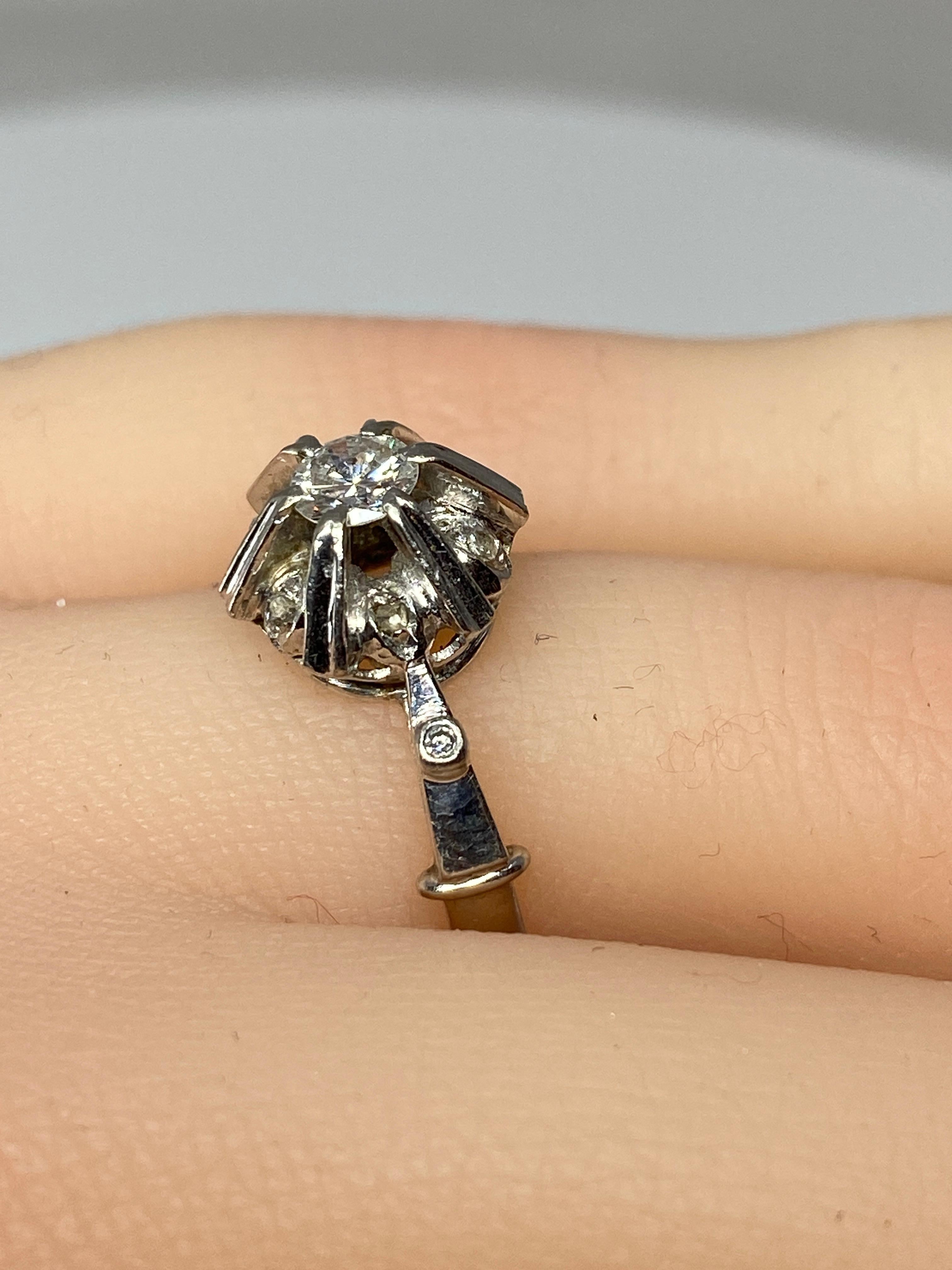 18 Carat White Gold Solitaire Style Ring Set with Diamonds , 1900 Style In Good Condition For Sale In VERSAILLES, FR