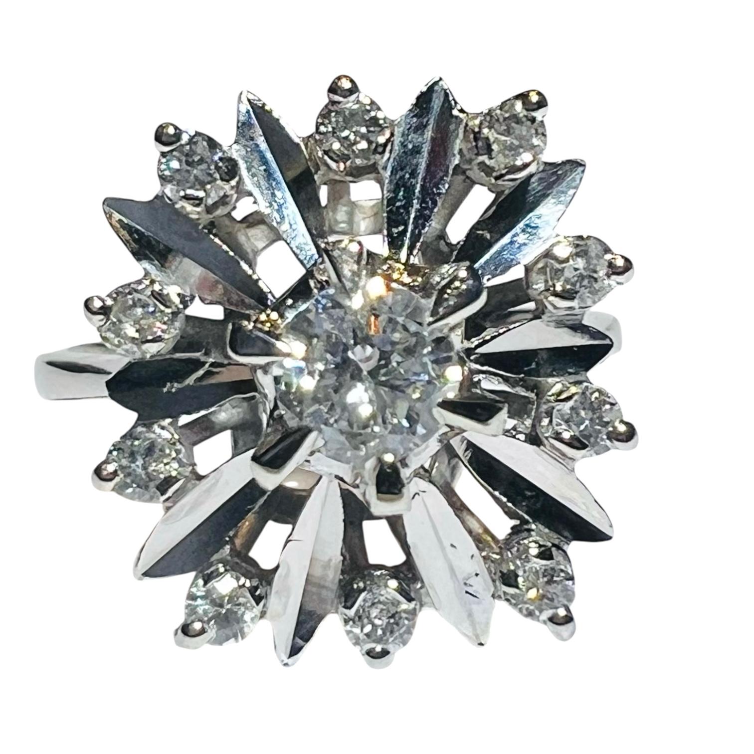 anillo de compromiso de oro blanco de 18 quilates engastado con un pavé de diamantes de aproximadamente 0,40 quilates 
peso total: 4,15 gr
tamaño de los dedos: 52, se ofrece cambio de tamaño
anillo del periodo 1950/1960 
en forma de estrella.
