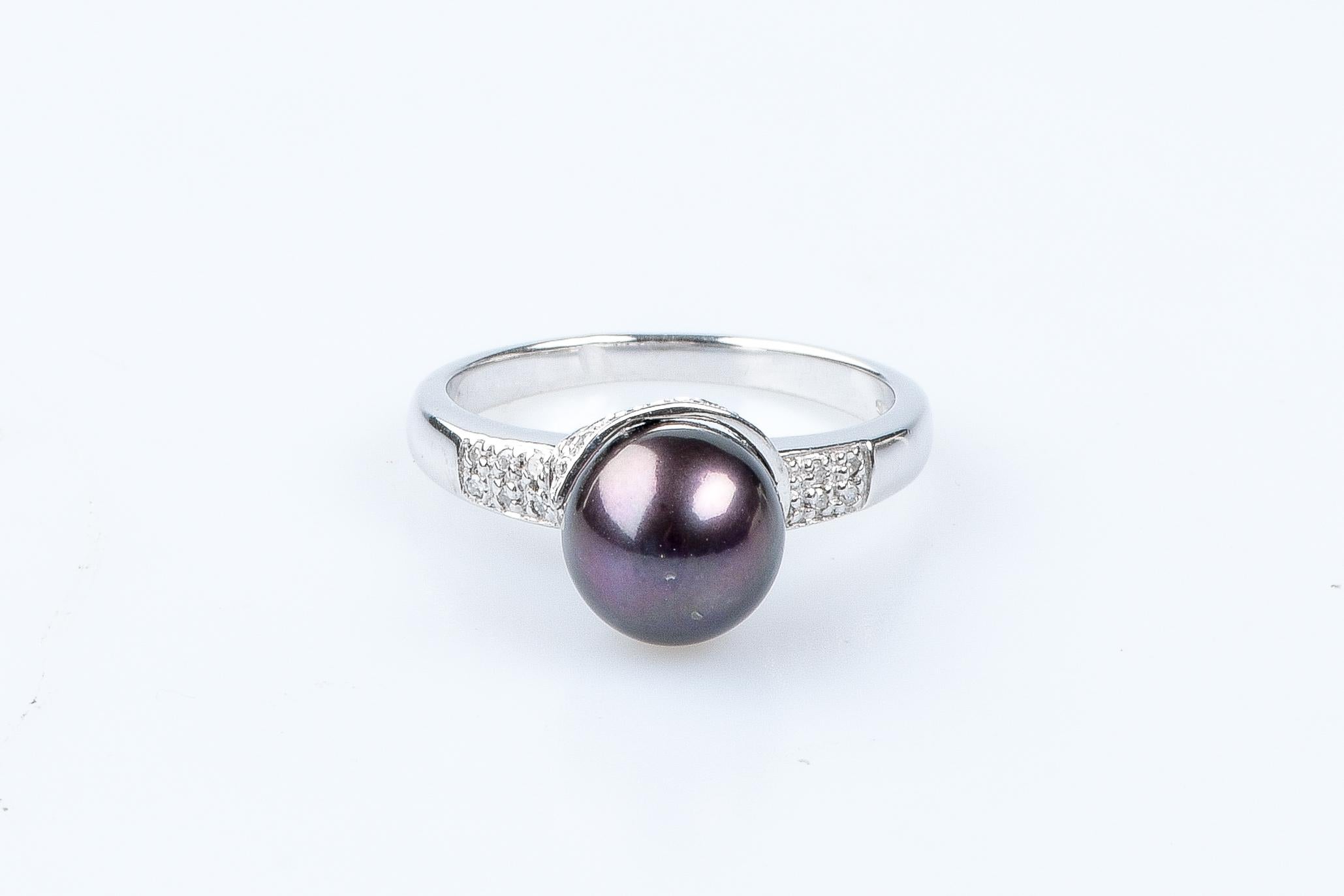 Round Cut 18 carat white gold Tahiti pearl and diamonds ring  For Sale