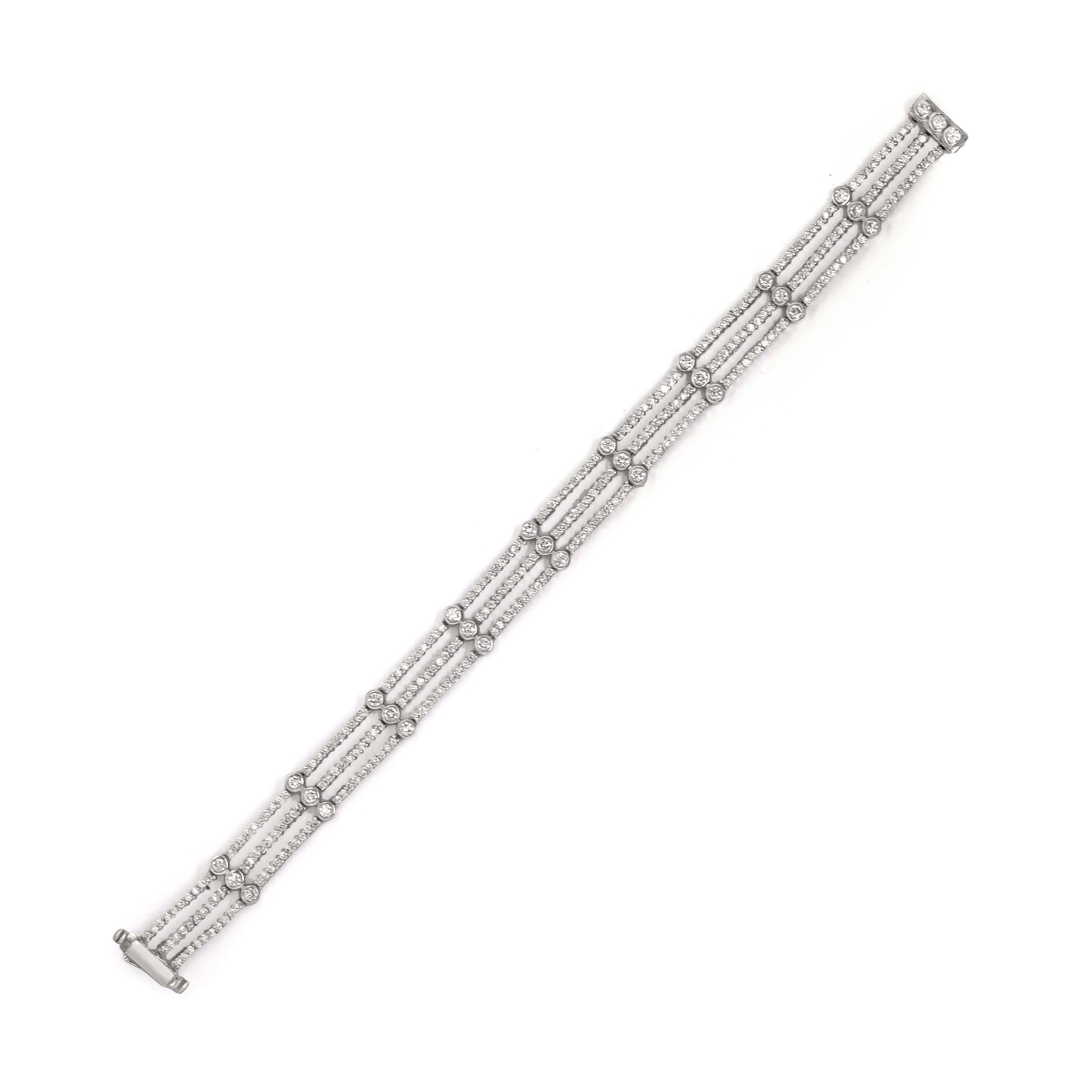 Impareggiabile per brillantezza e maestria, questo fantastico bracciale a maglie aperte completerà qualsiasi abbigliamento.

Il bracciale presenta tre file di delicate maglie con diamanti incastonati in oro bianco 18 carati, magistralmente unite tra