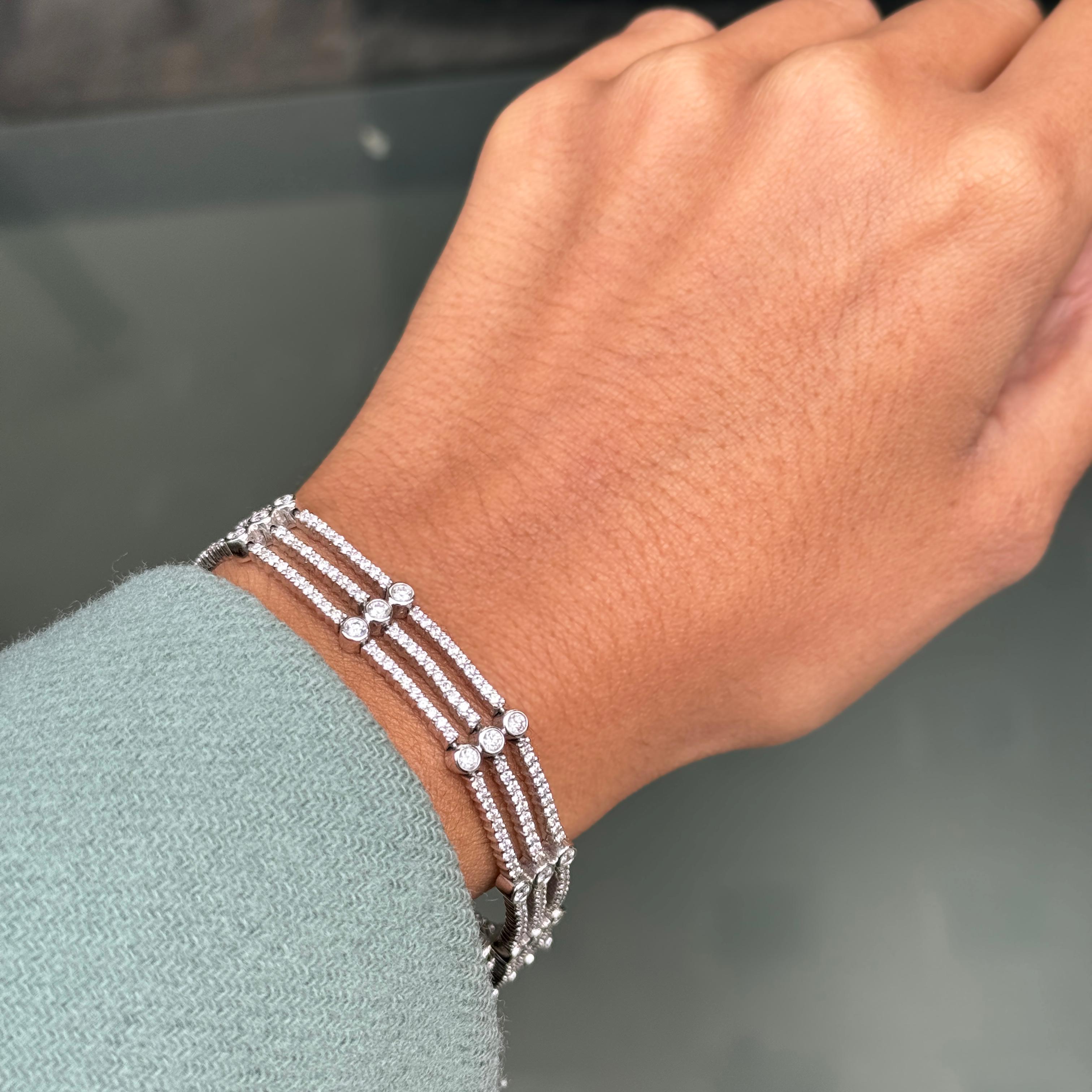 Moderno Bracciale a tre file di diamanti in oro bianco 18 carati in vendita