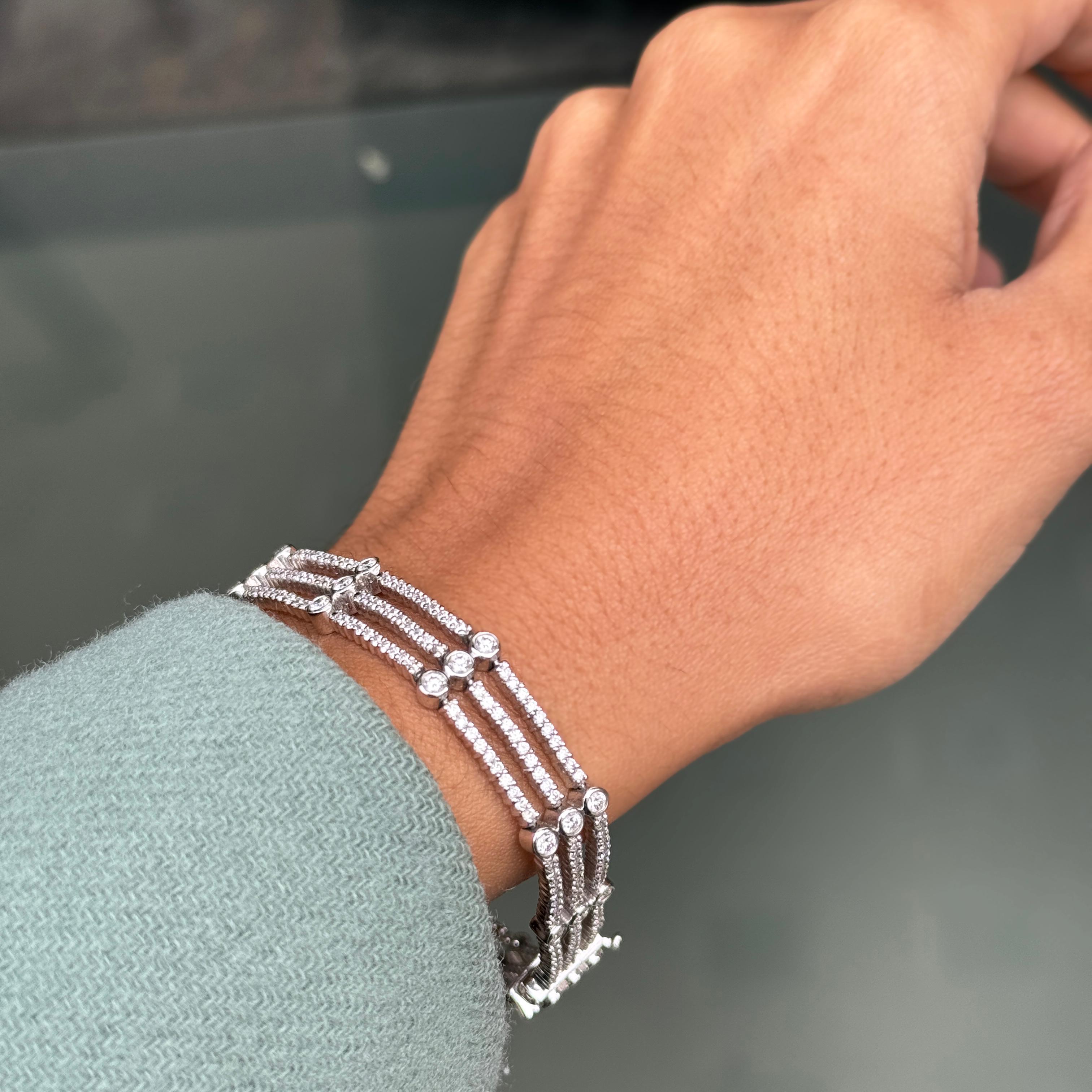 Taglio brillante Bracciale a tre file di diamanti in oro bianco 18 carati in vendita