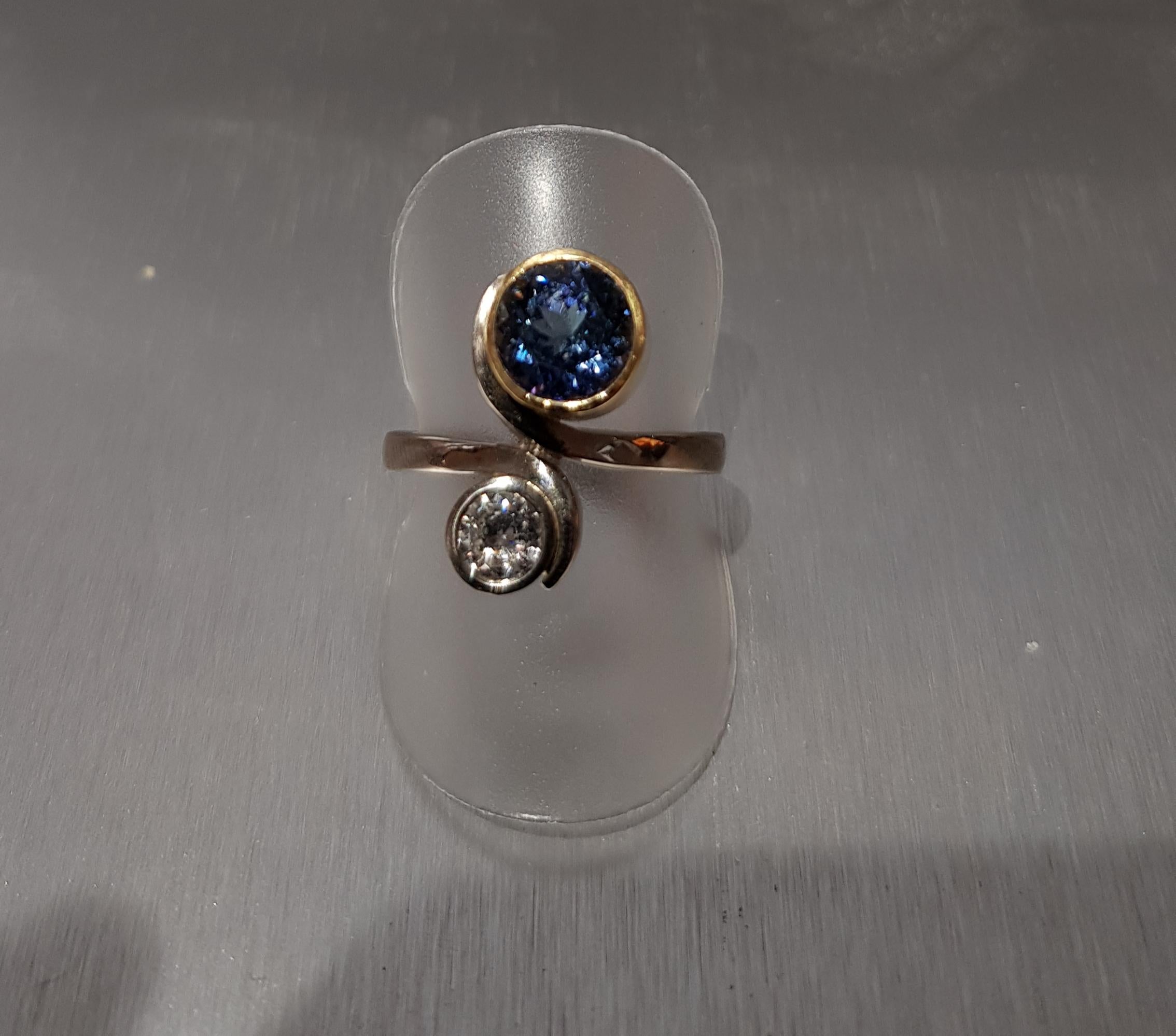 Contemporary 18 Carat White Gold Untreated Unheated Blue Tanzanite and Diamond Cocktail Ring For Sale