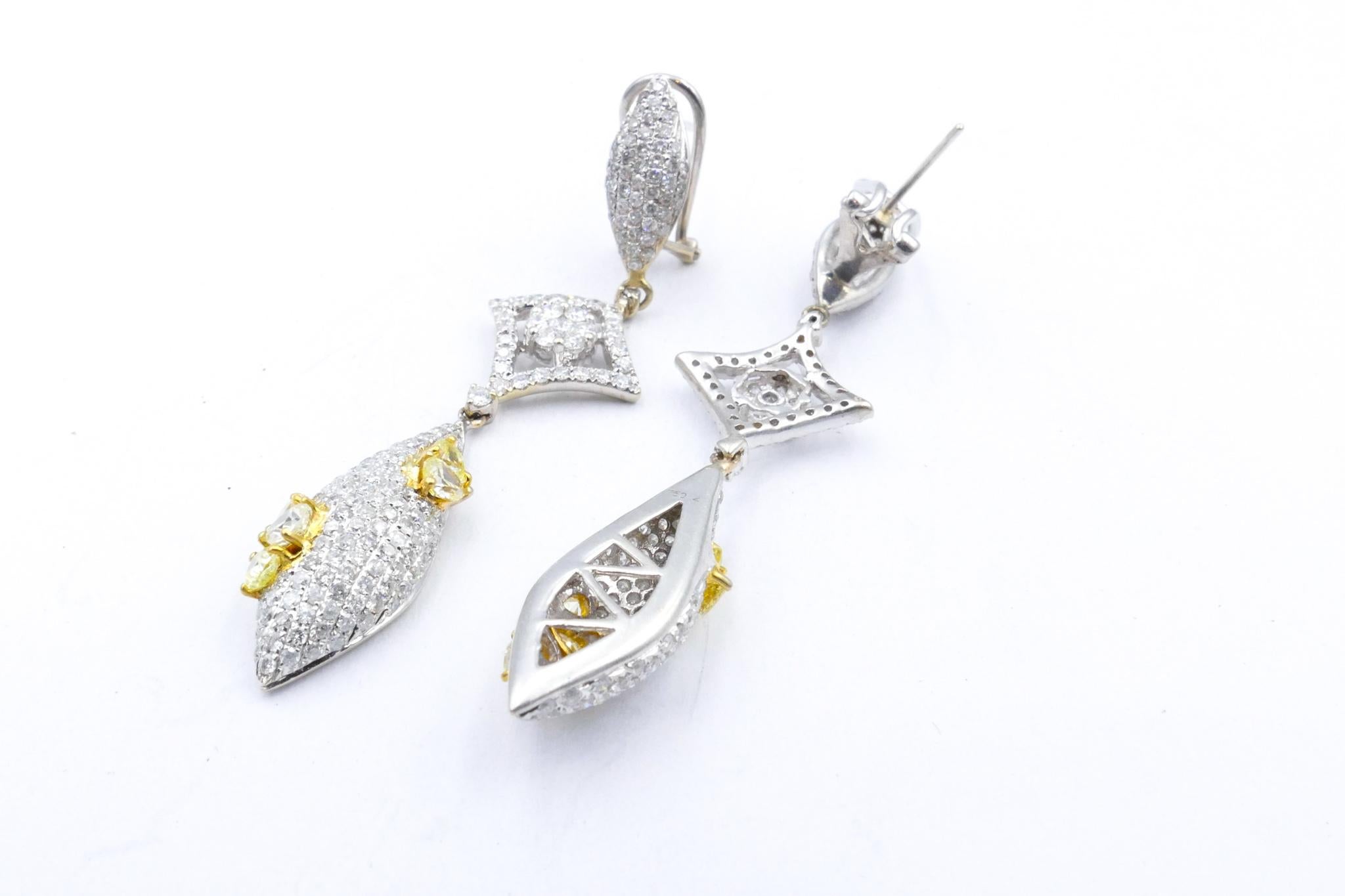 18 Carat White Gold Yellow and White Diamond Drop Earrings In Excellent Condition For Sale In Splitter's Creek, NSW