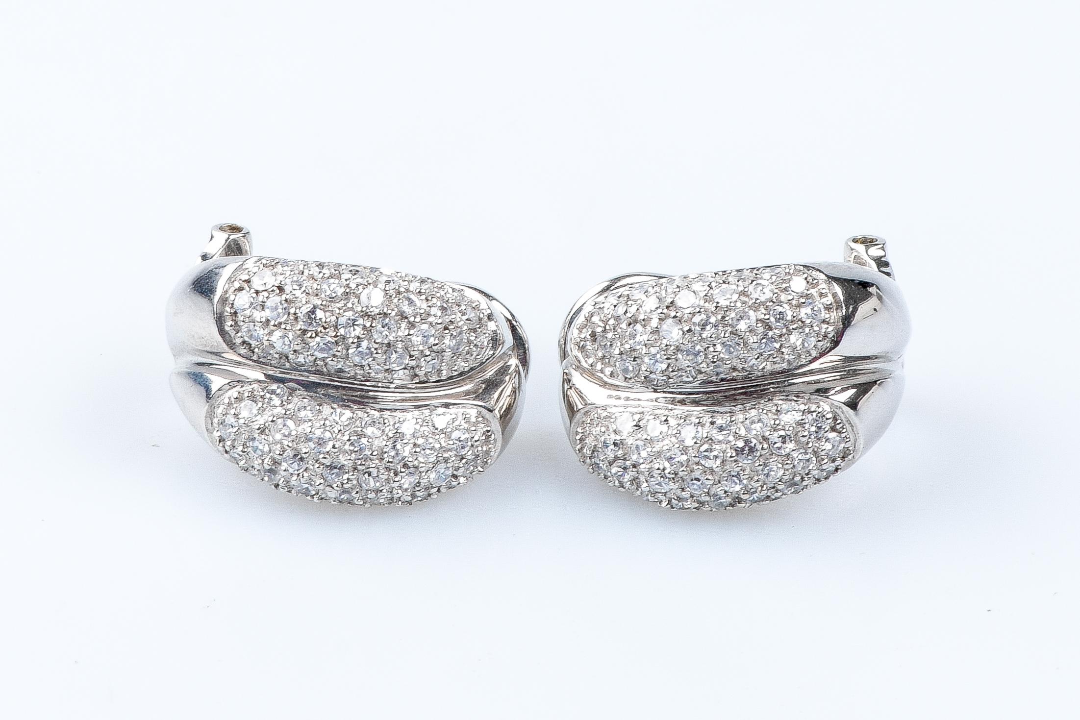 18 carat white gold earrings designed with 64 zirconium oxides.

Weight:  11.60 gr.

Dimensions : 1.74 x 1.20 x 0.54 cm 

Jewel delivered in a luxurious box with a certificate of authenticity Monte-Carlo Bijoux. 

Condition : new

18 carat gold