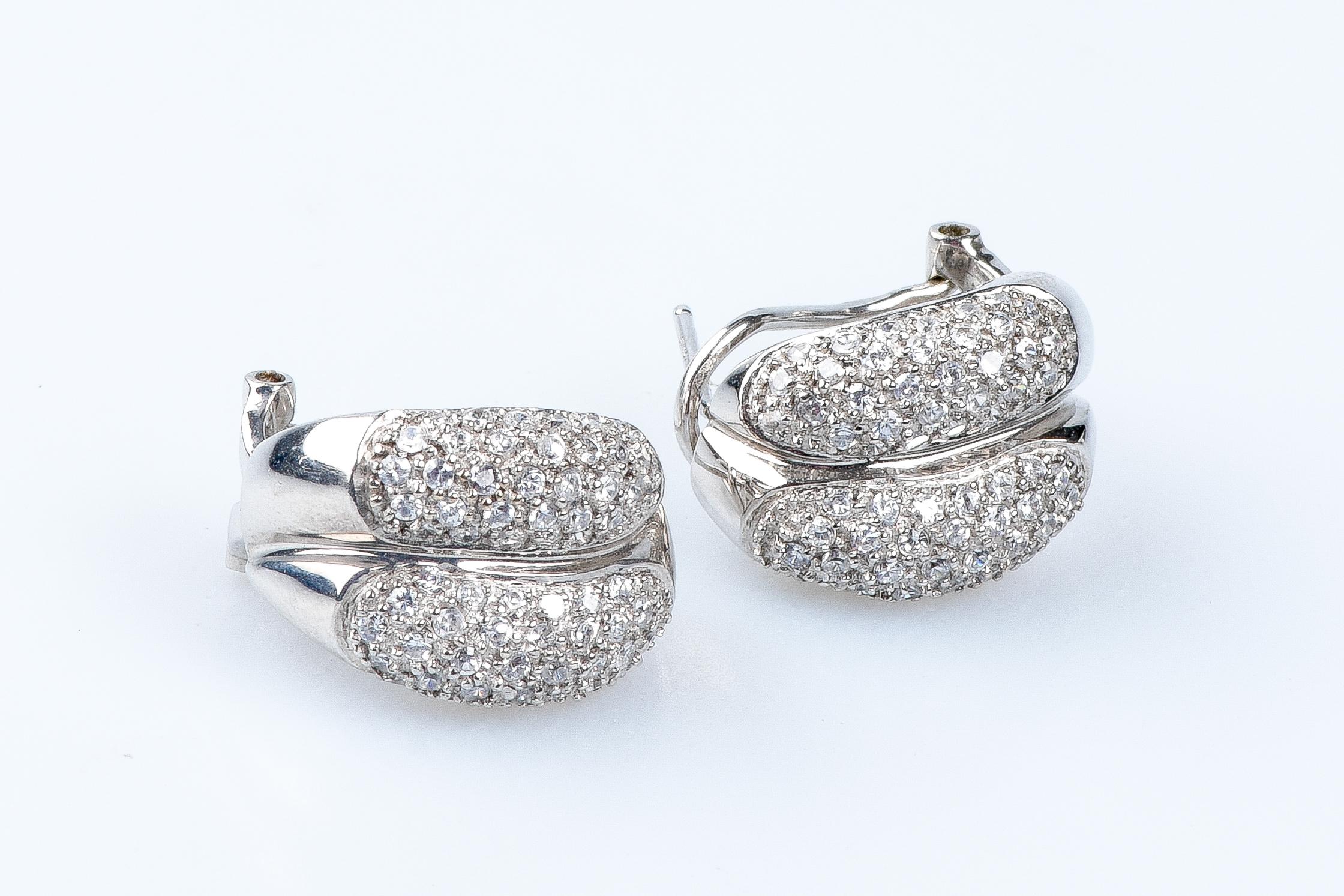 Women's 18 carat white gold zirconium oxides earrings For Sale