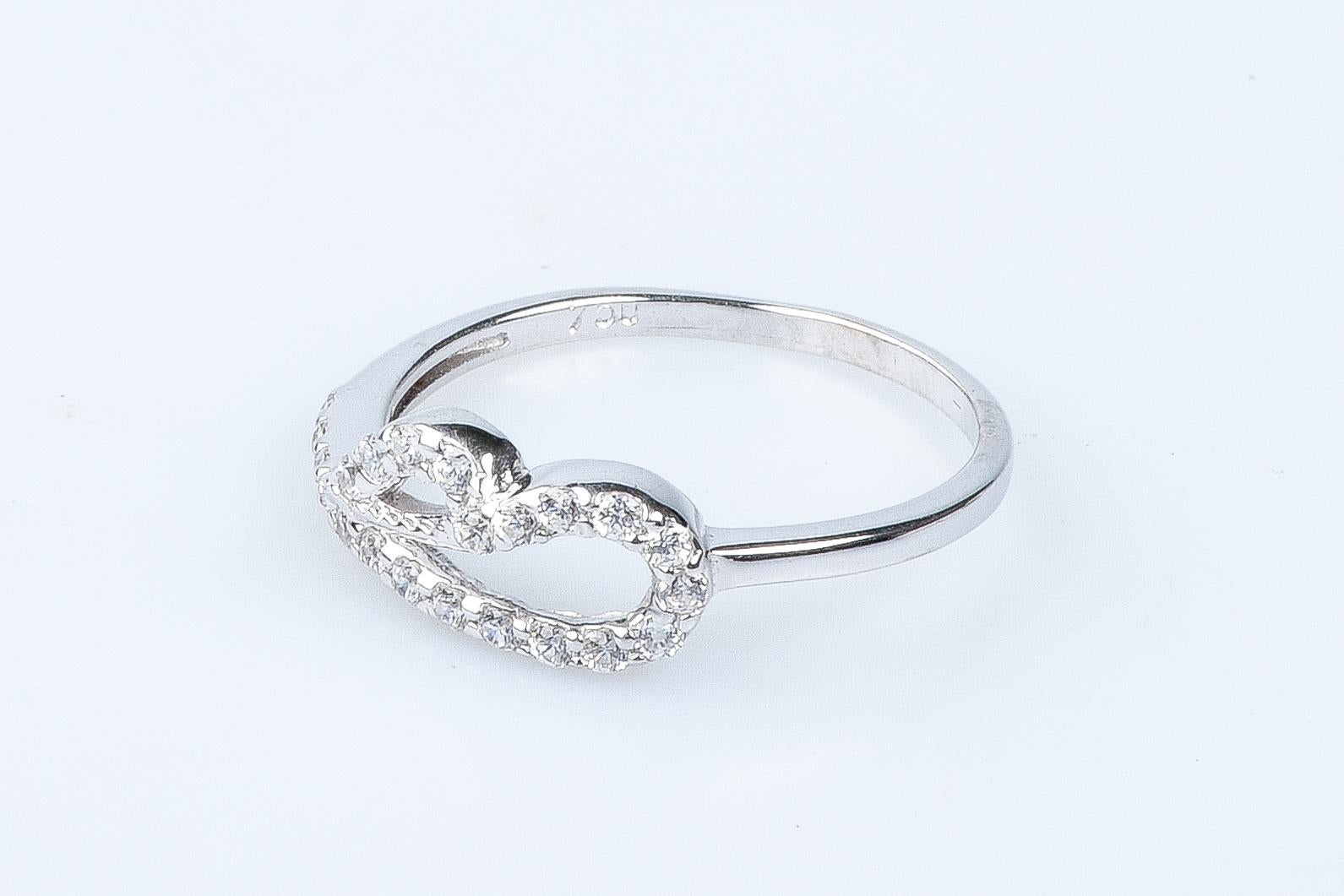 18 carat white gold zirconium oxides ring For Sale 6