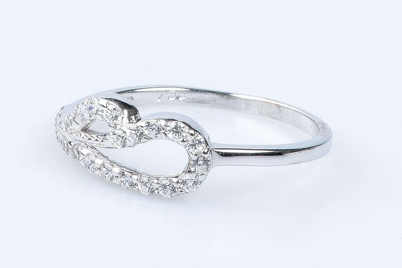 18 carat white gold zirconium oxides ring For Sale 7