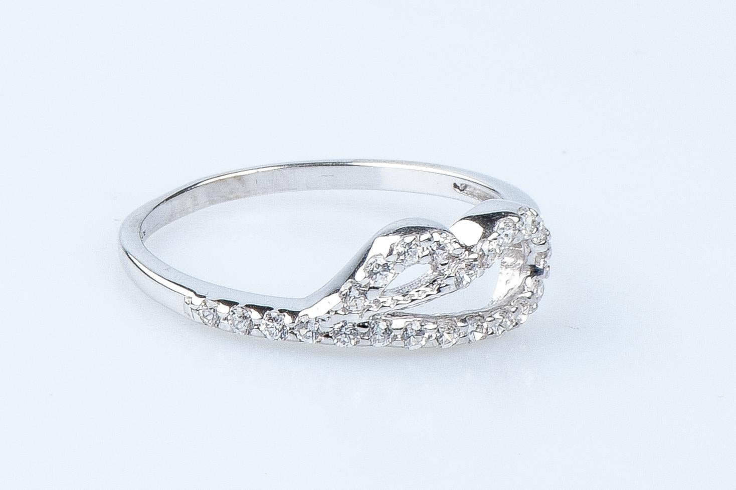 Women's 18 carat white gold zirconium oxides ring For Sale