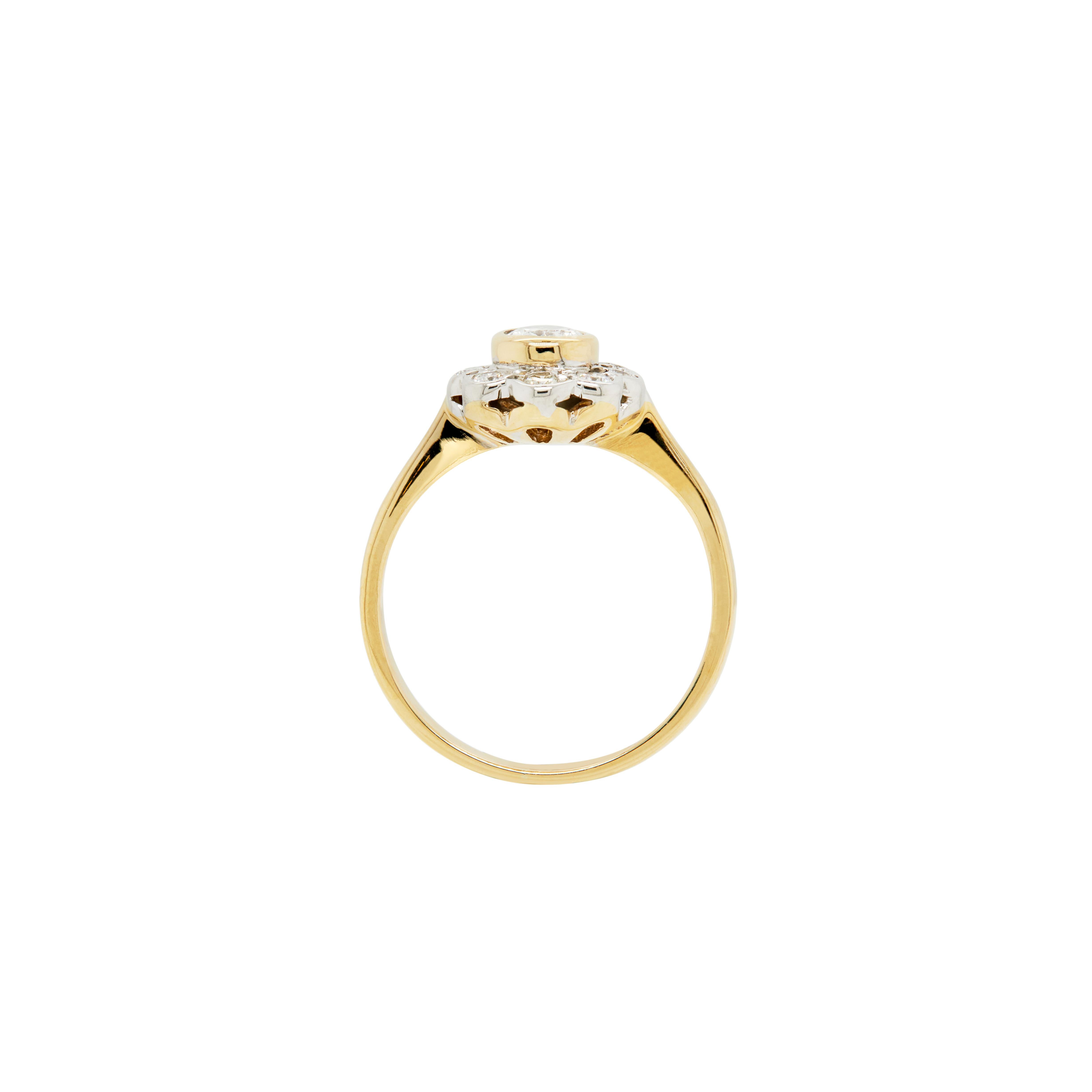 Moderne Bague de fiançailles en or blanc et jaune 18 carats avec couronne de diamants en forme de poire en vente