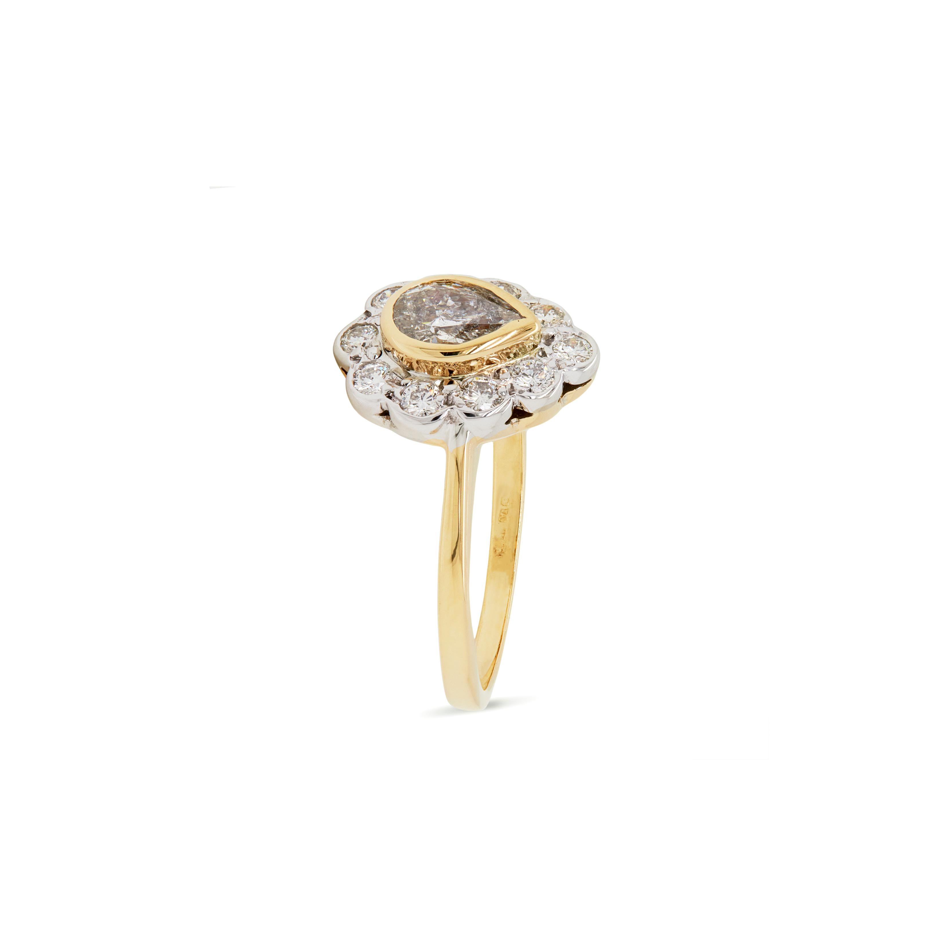 Taille poire Bague de fiançailles en or blanc et jaune 18 carats avec couronne de diamants en forme de poire en vente