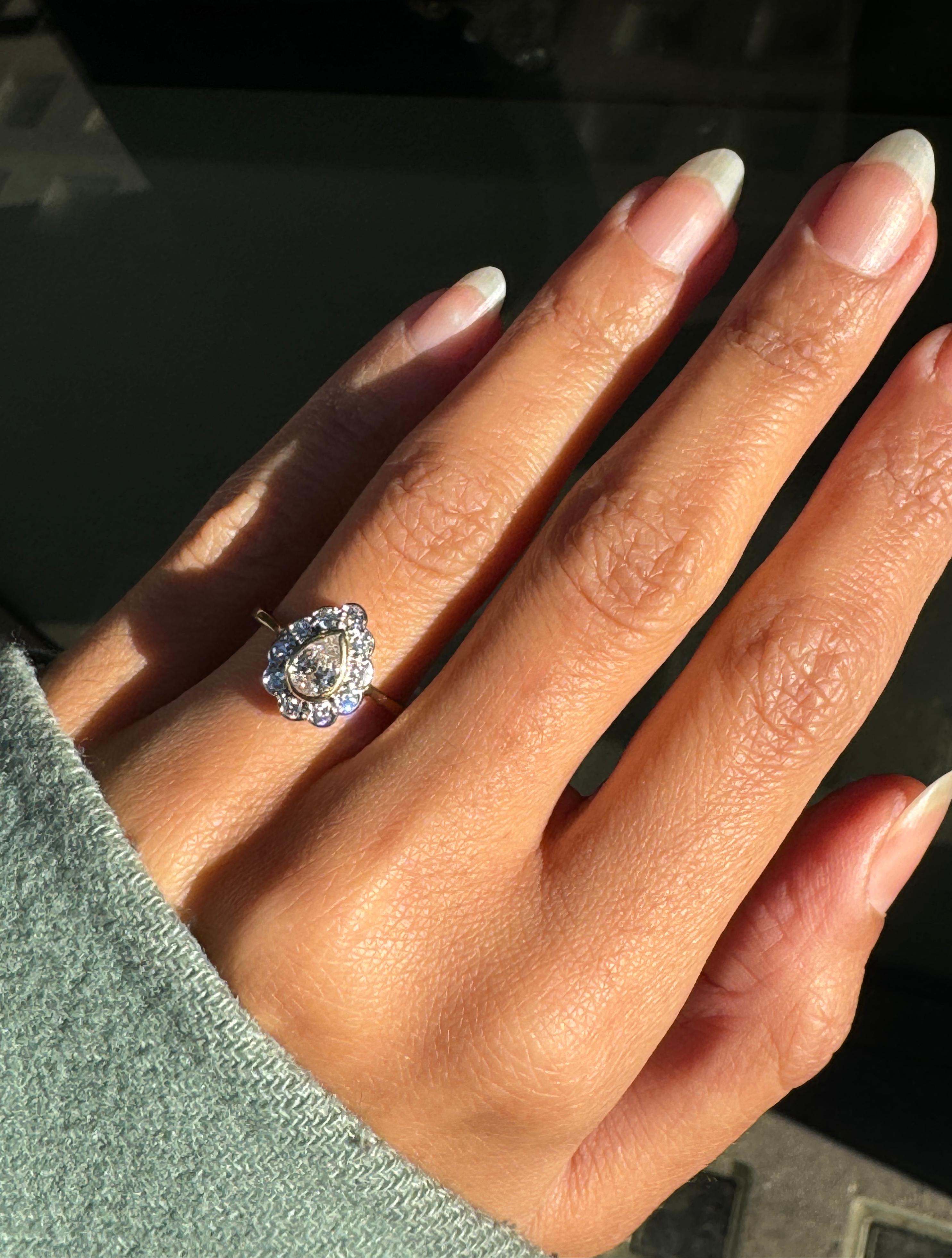 Bague de fiançailles en or blanc et jaune 18 carats avec couronne de diamants en forme de poire Excellent état - En vente à London, GB