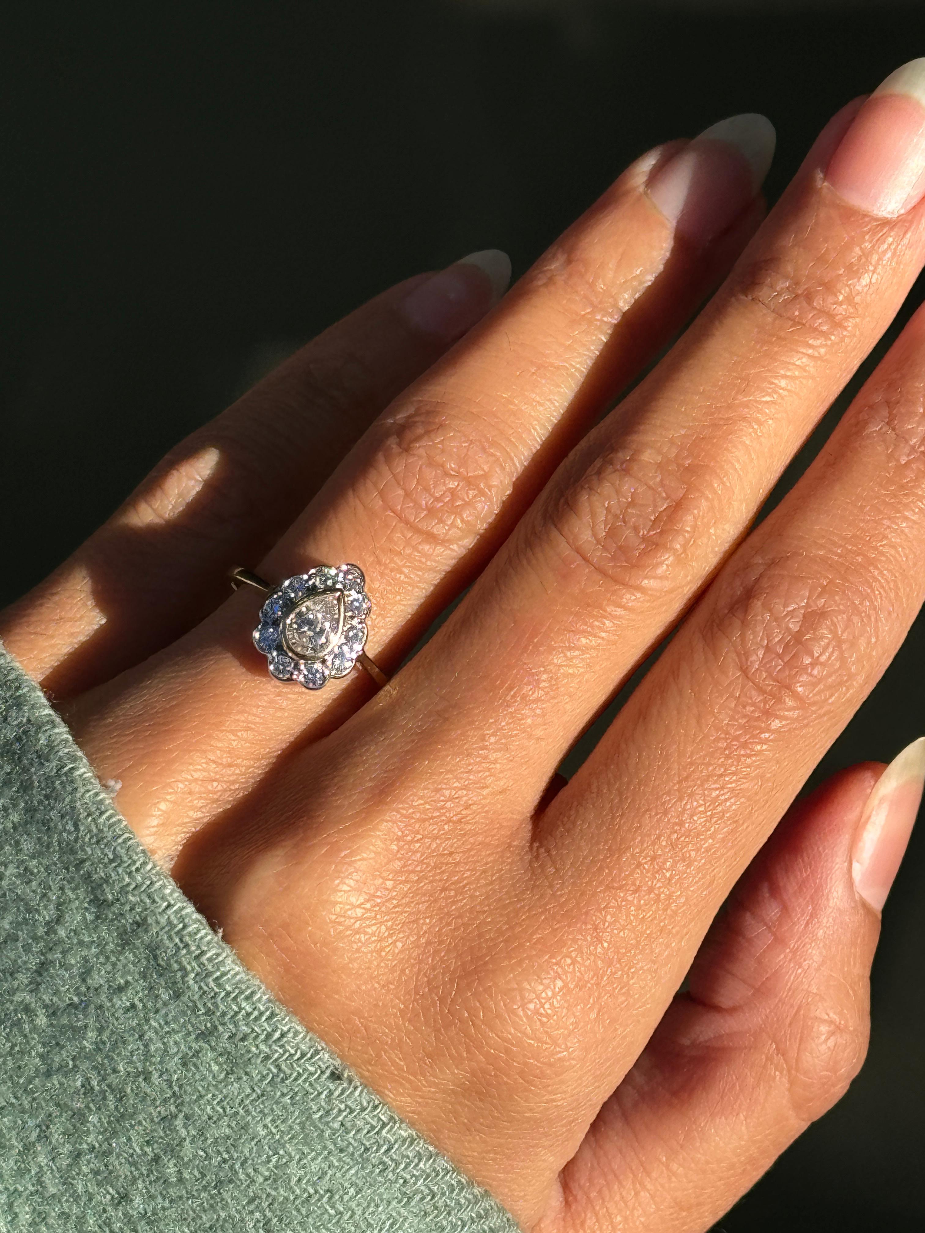 Bague de fiançailles en or blanc et jaune 18 carats avec couronne de diamants en forme de poire Pour femmes en vente