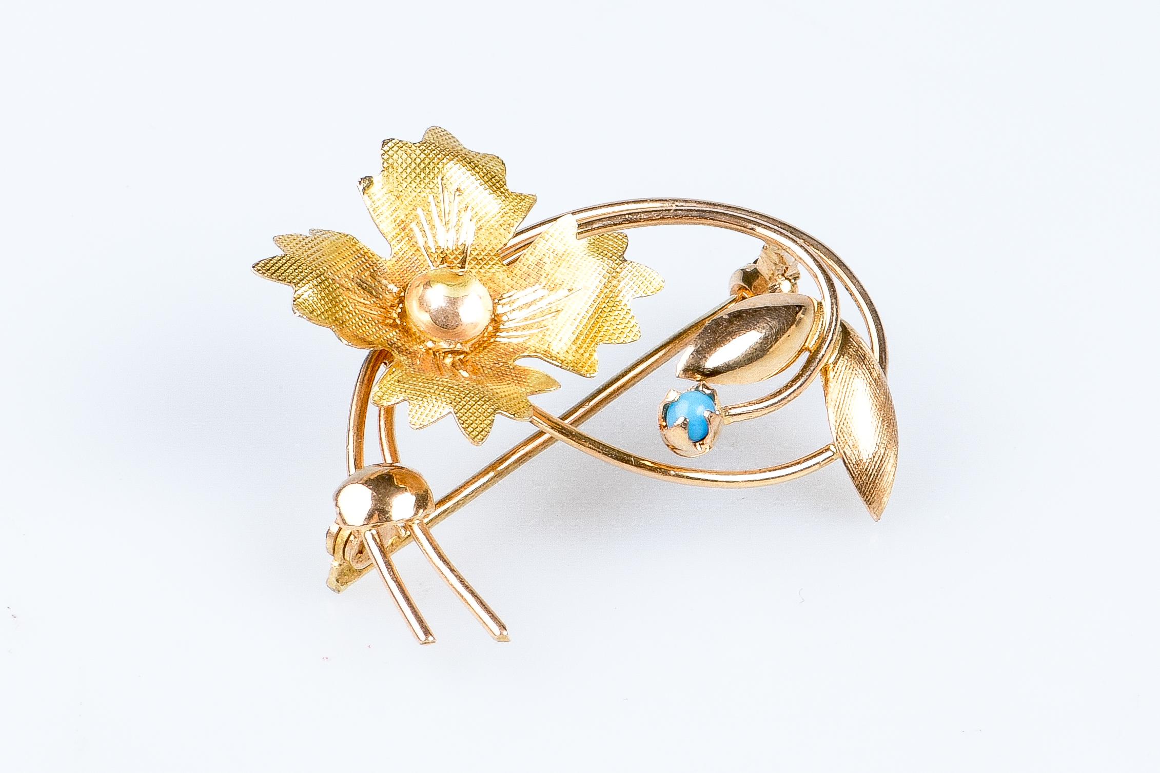18 carat yellow and pink gold brooch designed with a round turquoise weighing 0.02 carat. 

Weight:  3.46 gr. 

Dimensions : 3.00 x 2.80 x 0.92 cm 

Jewel delivered with a luxurious box. 

Condition : Like new

18 carat gold eagle head hallmark on