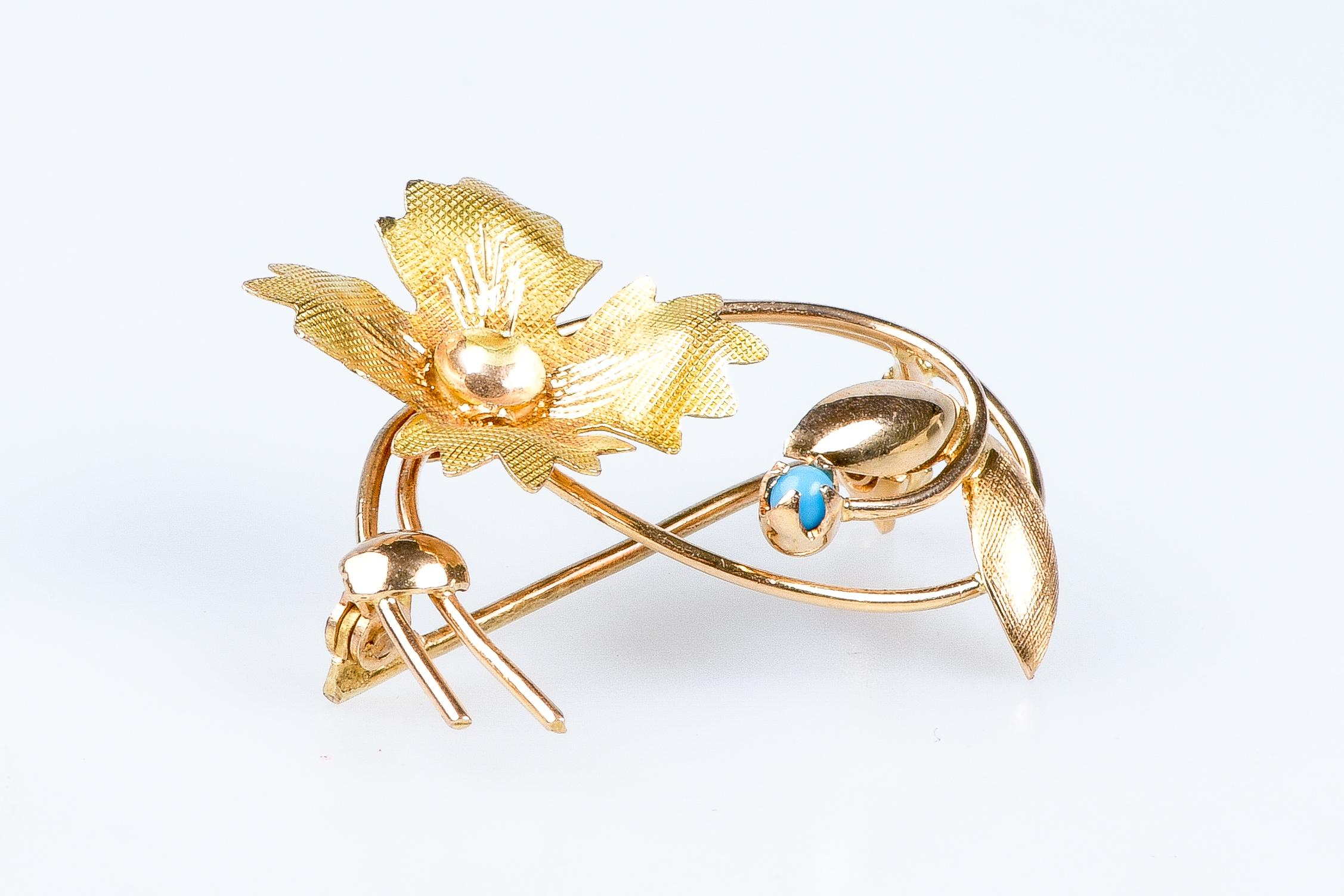 Round Cut 18 carat yellow and pink gold turquoise brooch For Sale