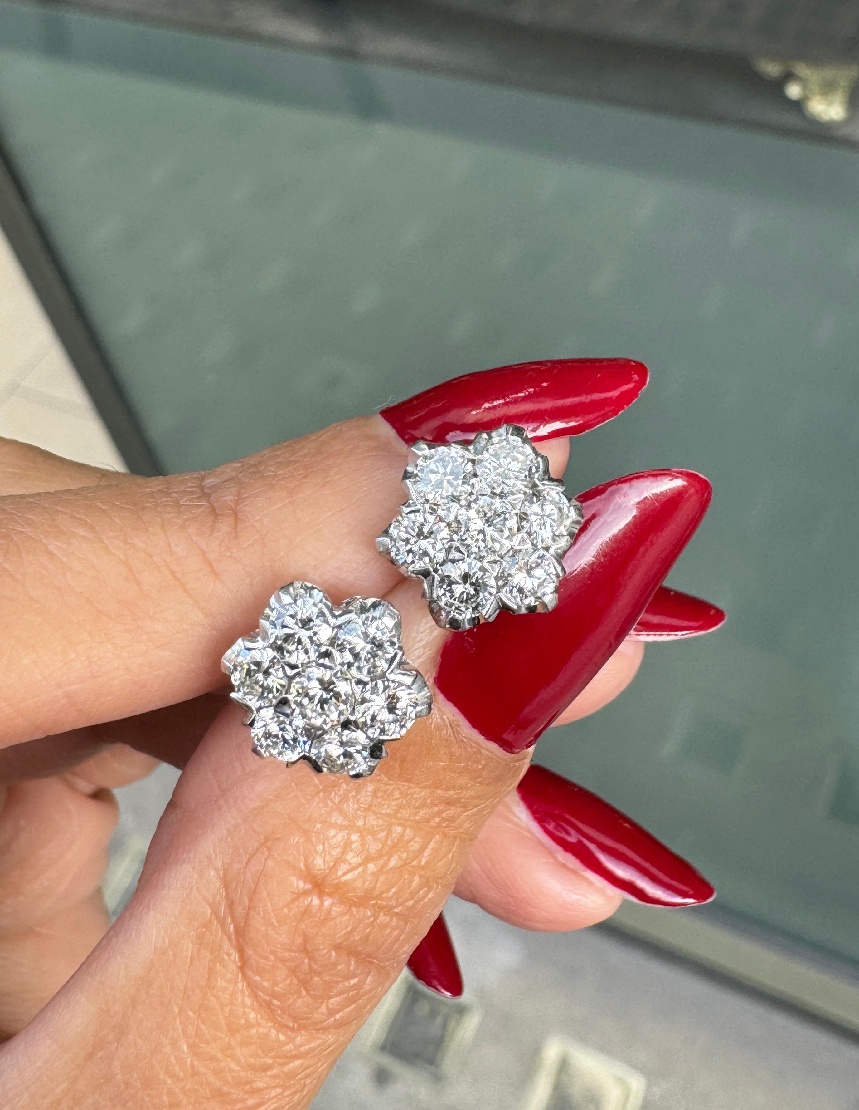 18 Carat Yellow and White Gold Diamond Floral Cluster Stud Earrings In Excellent Condition For Sale In London, GB