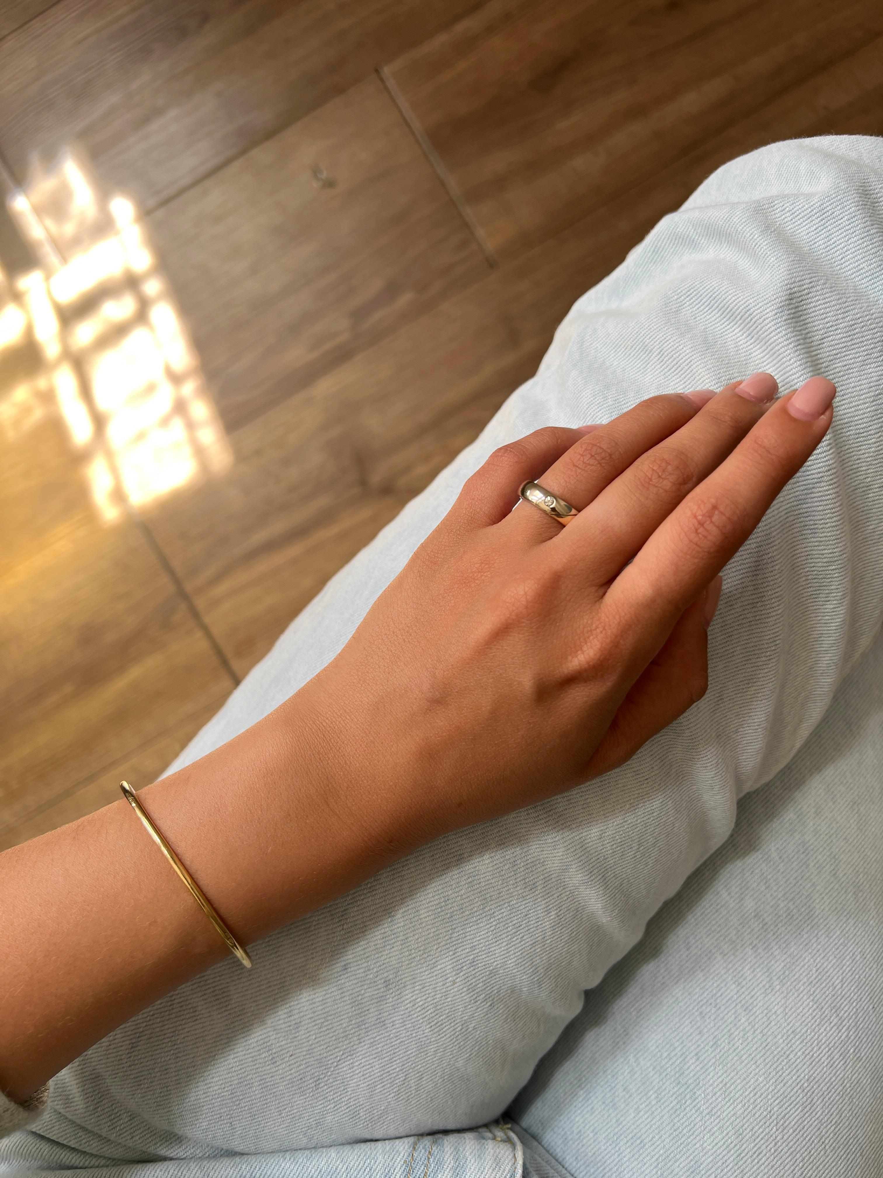 This men's wedding ring is distinguished by its original, sophisticated design. Two-tone, it combines white gold on one side and yellow gold on the other, offering an elegant, modern contrast. The 750 thousandth gold, certified by our Mesure Et Art